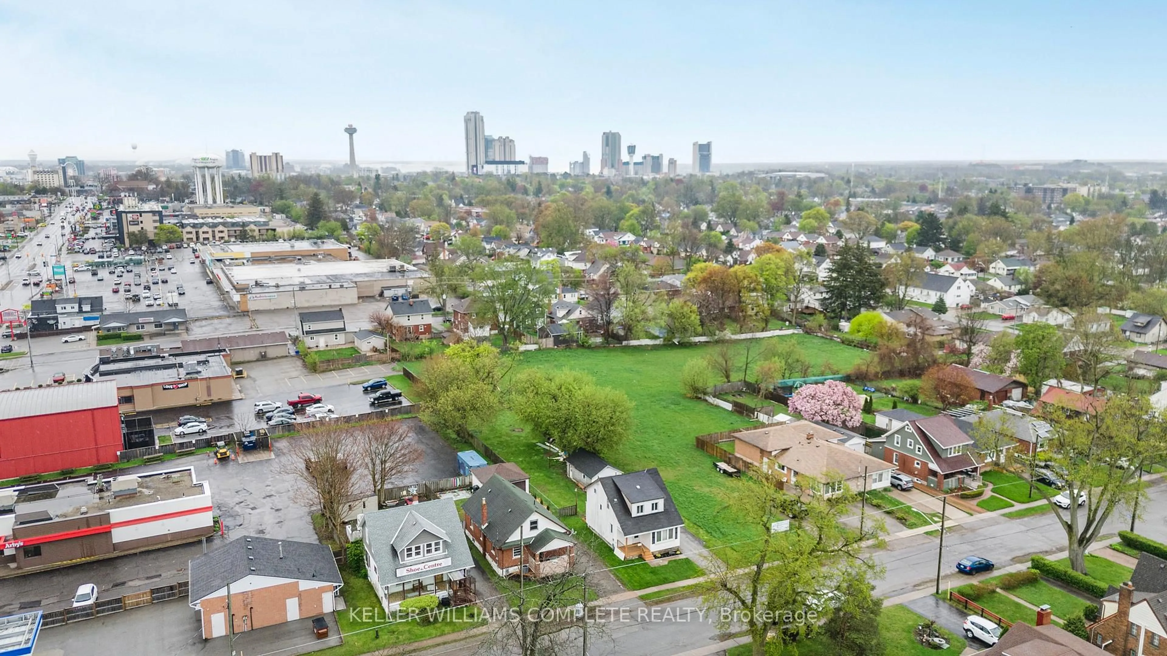 A pic from outside/outdoor area/front of a property/back of a property/a pic from drone, city buildings view from balcony for 5932 Carlton Ave, Niagara Falls Ontario L2G 5J5