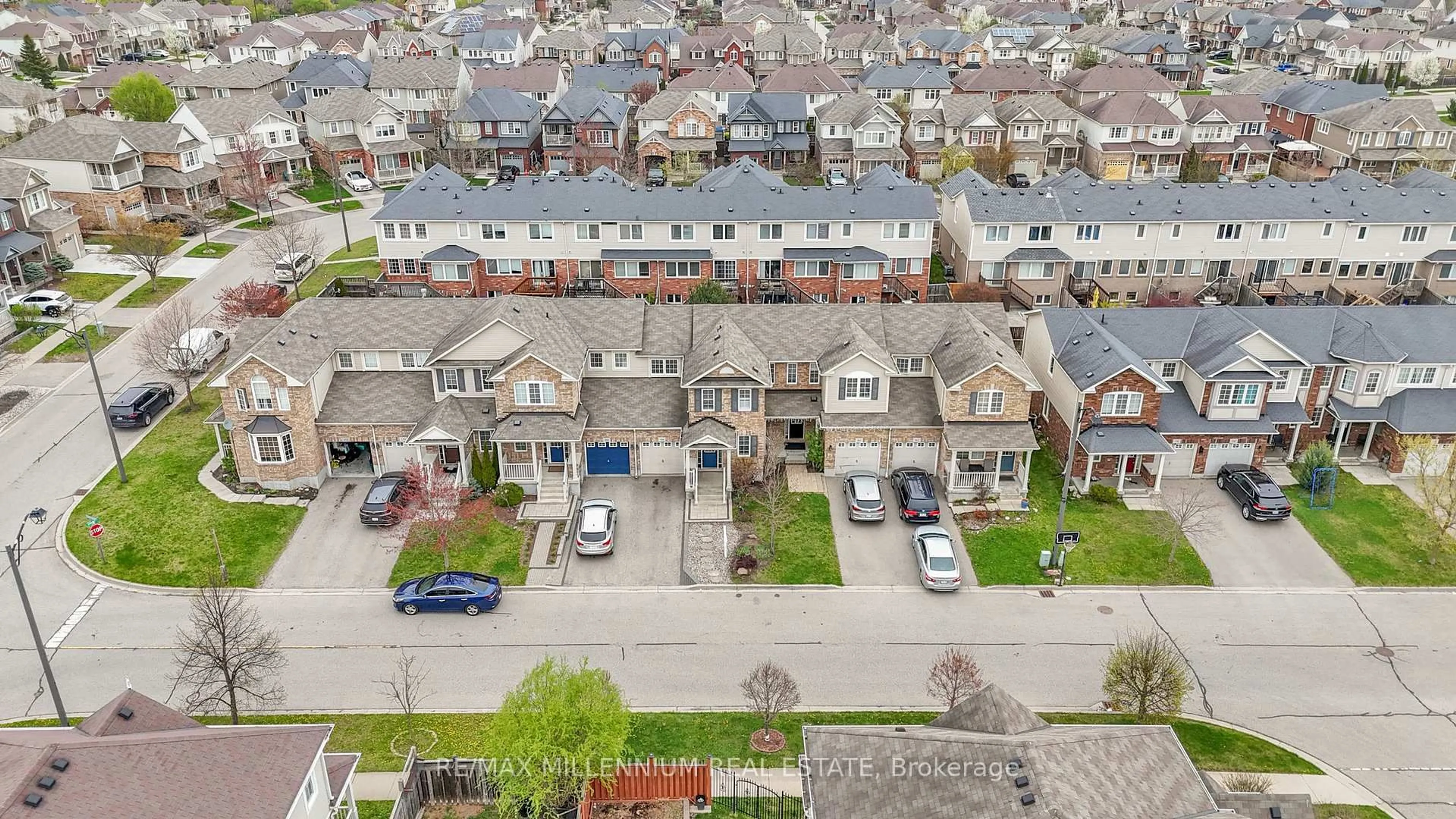 A pic from outside/outdoor area/front of a property/back of a property/a pic from drone, street for 166 Silverthorne Dr, Cambridge Ontario N3C 0C3