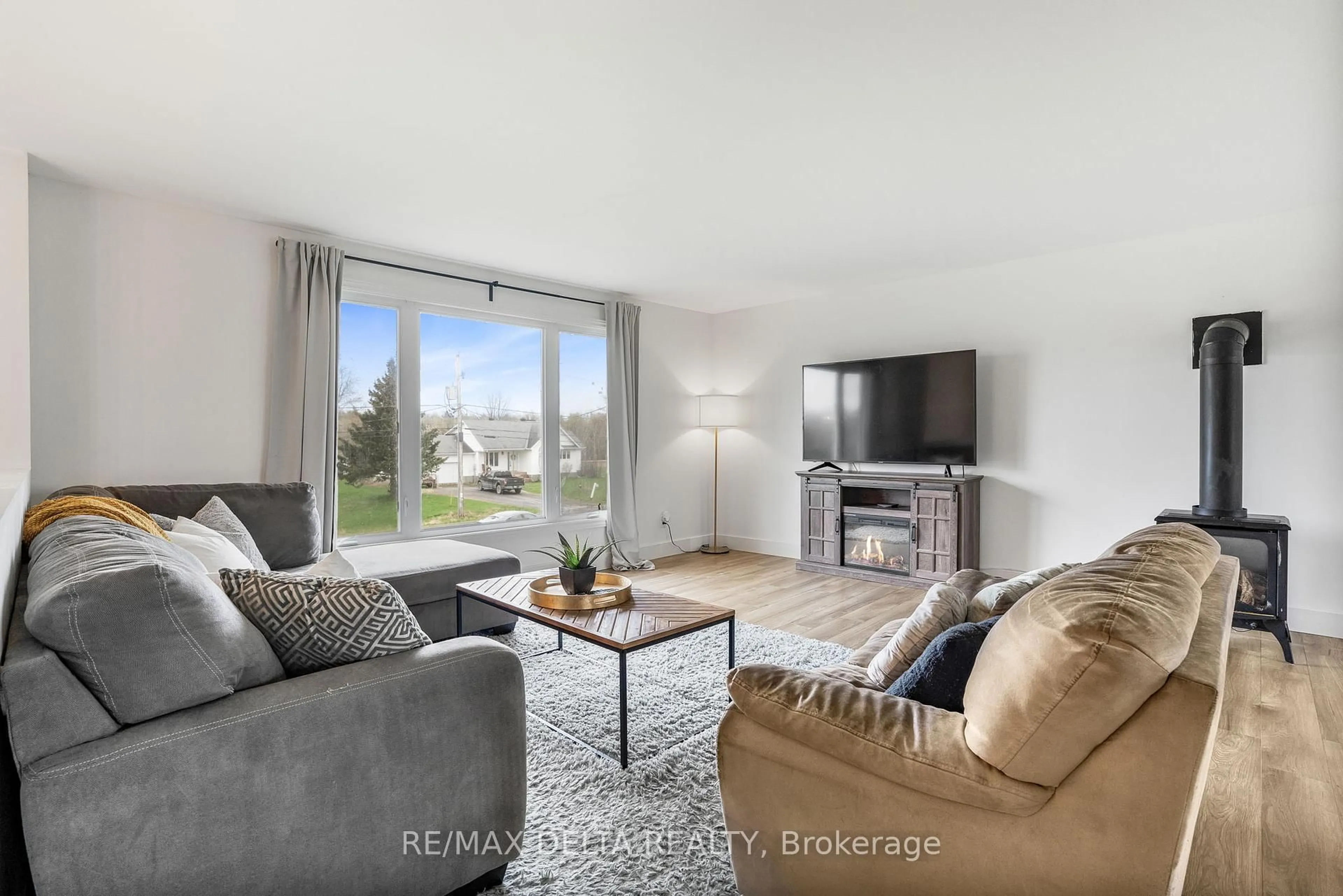 Living room with furniture, unknown for 2946 Gagne Rd, Clarence-Rockland Ontario K0A 2A0