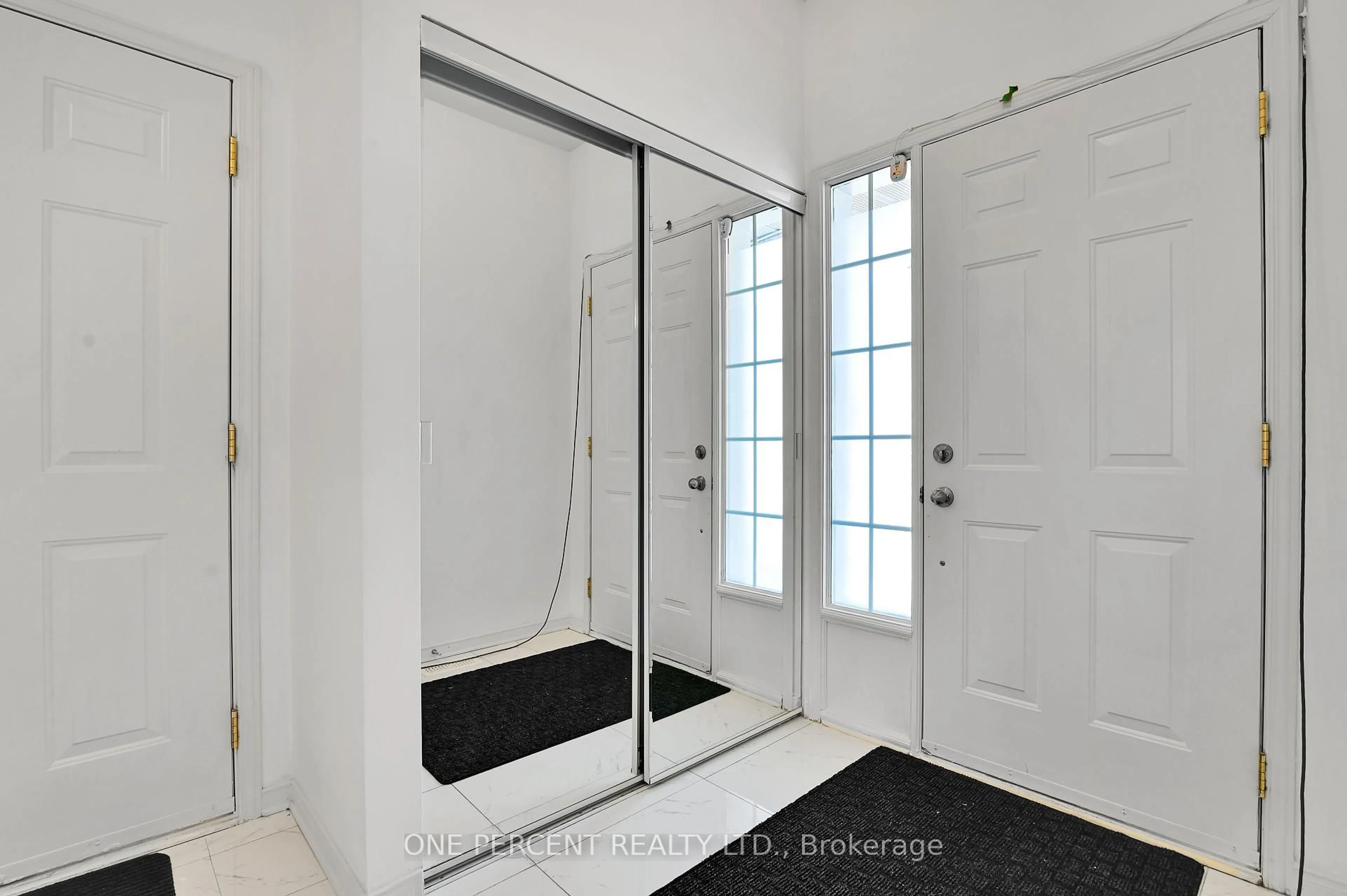 Indoor entryway for 3356 McCarthy Rd, Ottawa Ontario K1V 1Z6