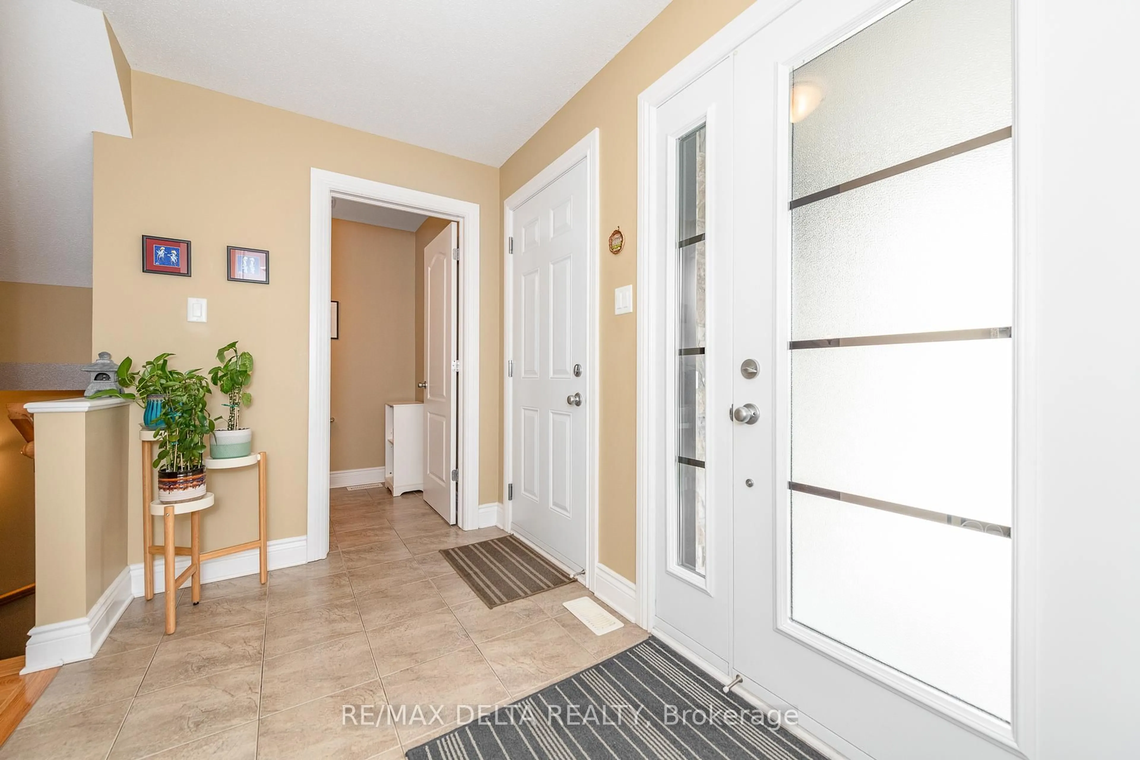 Indoor entryway for 2289 Marble Cres, Clarence-Rockland Ontario K4K 0G9