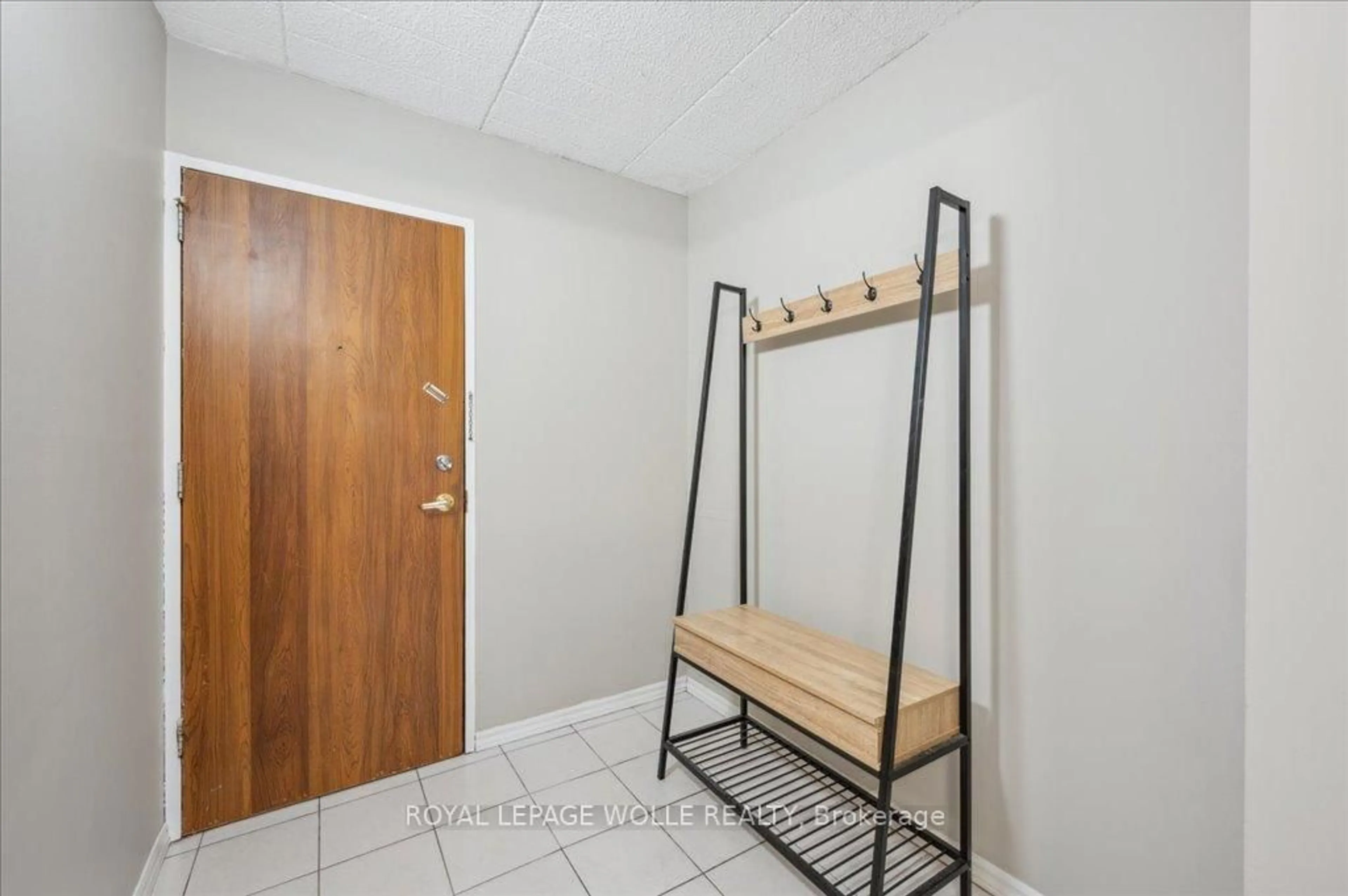 Indoor entryway for 75 Hazelglen Dr #206, Kitchener Ontario N2M 2E2