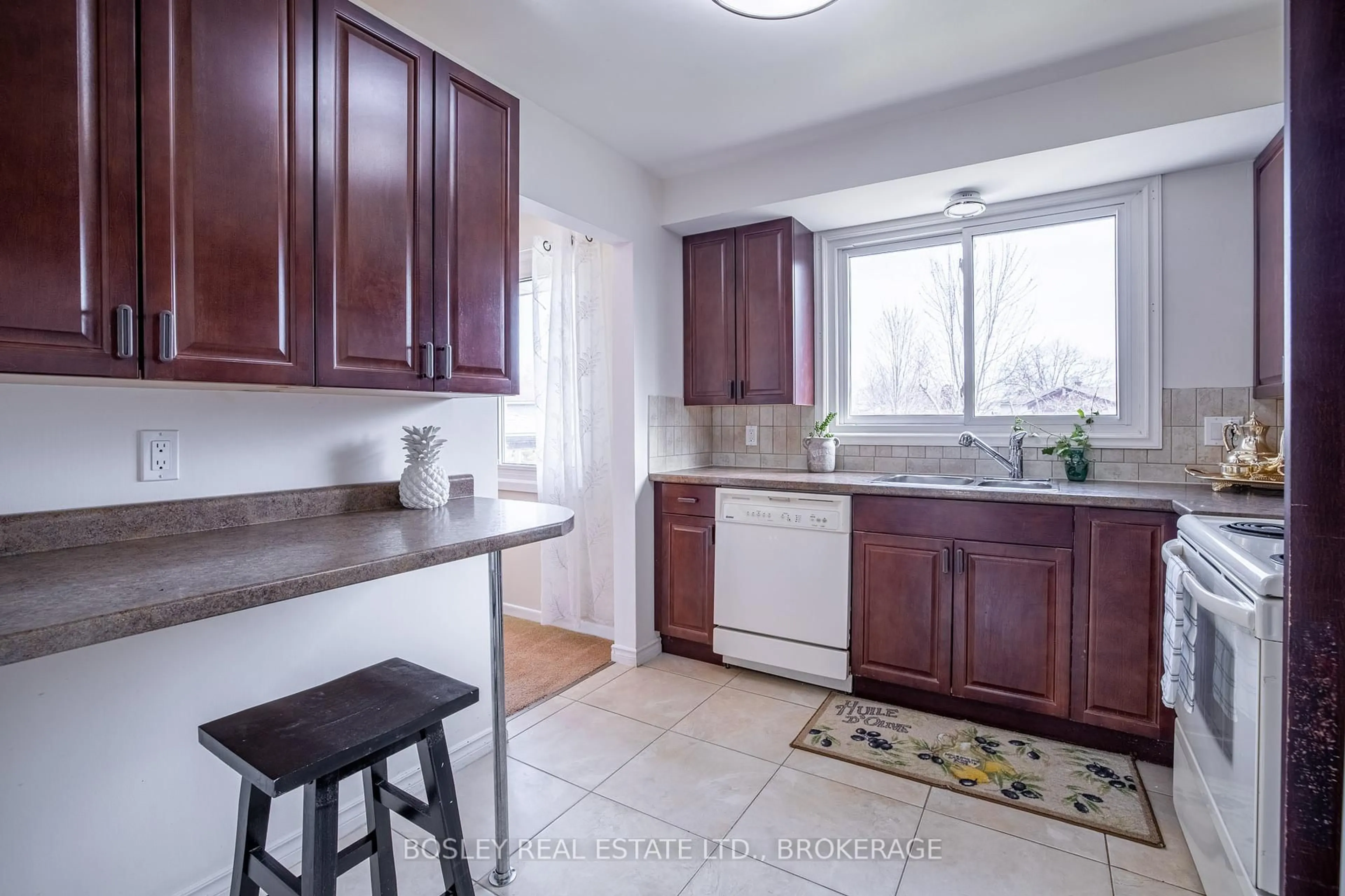 Standard kitchen, unknown for 24 Bendingroad Cres, St. Catharines Ontario L2N 5R5