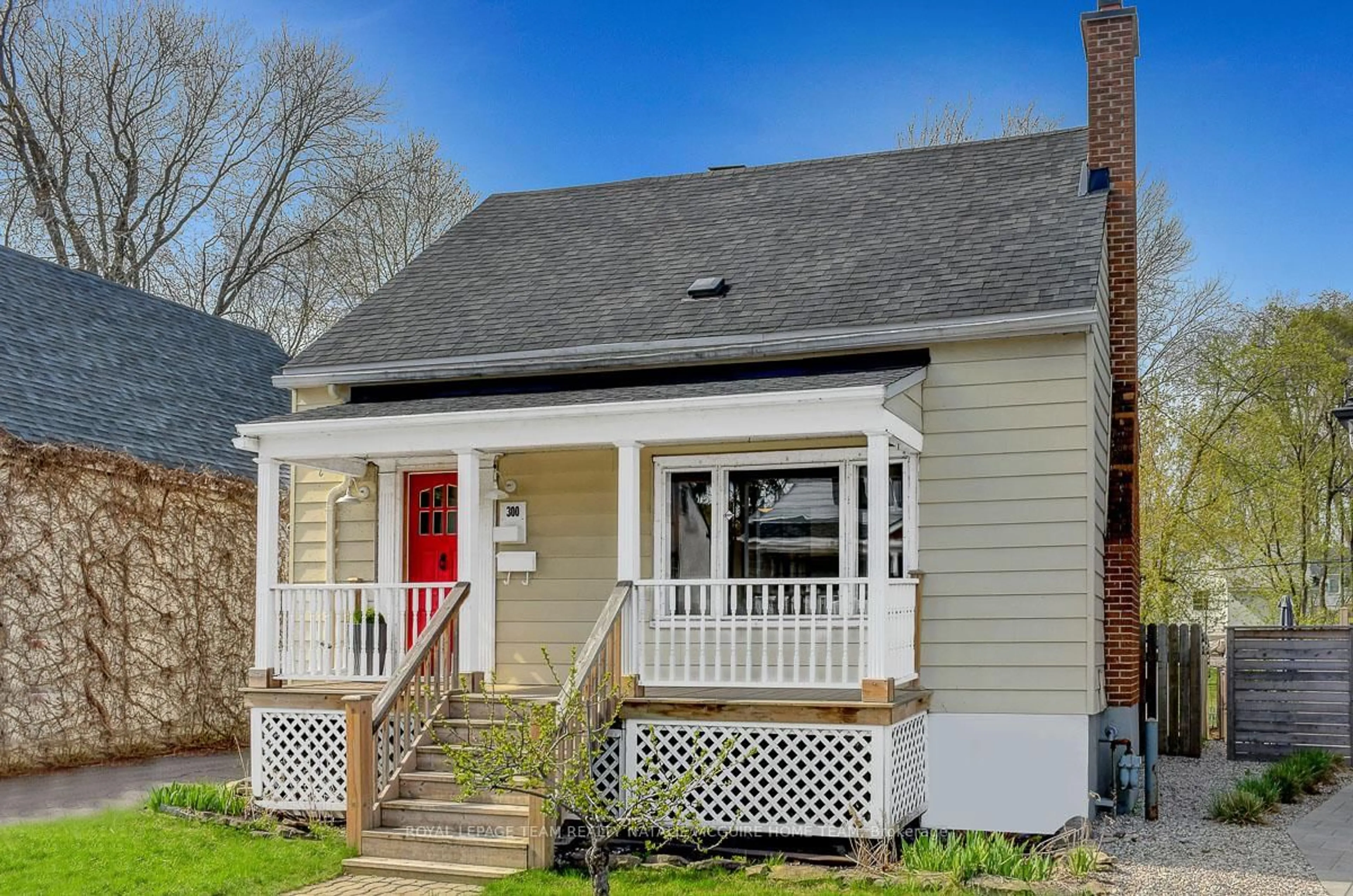Home with vinyl exterior material, street for 300 Oakdale Ave, Ottawa Ontario K1Y 0E4