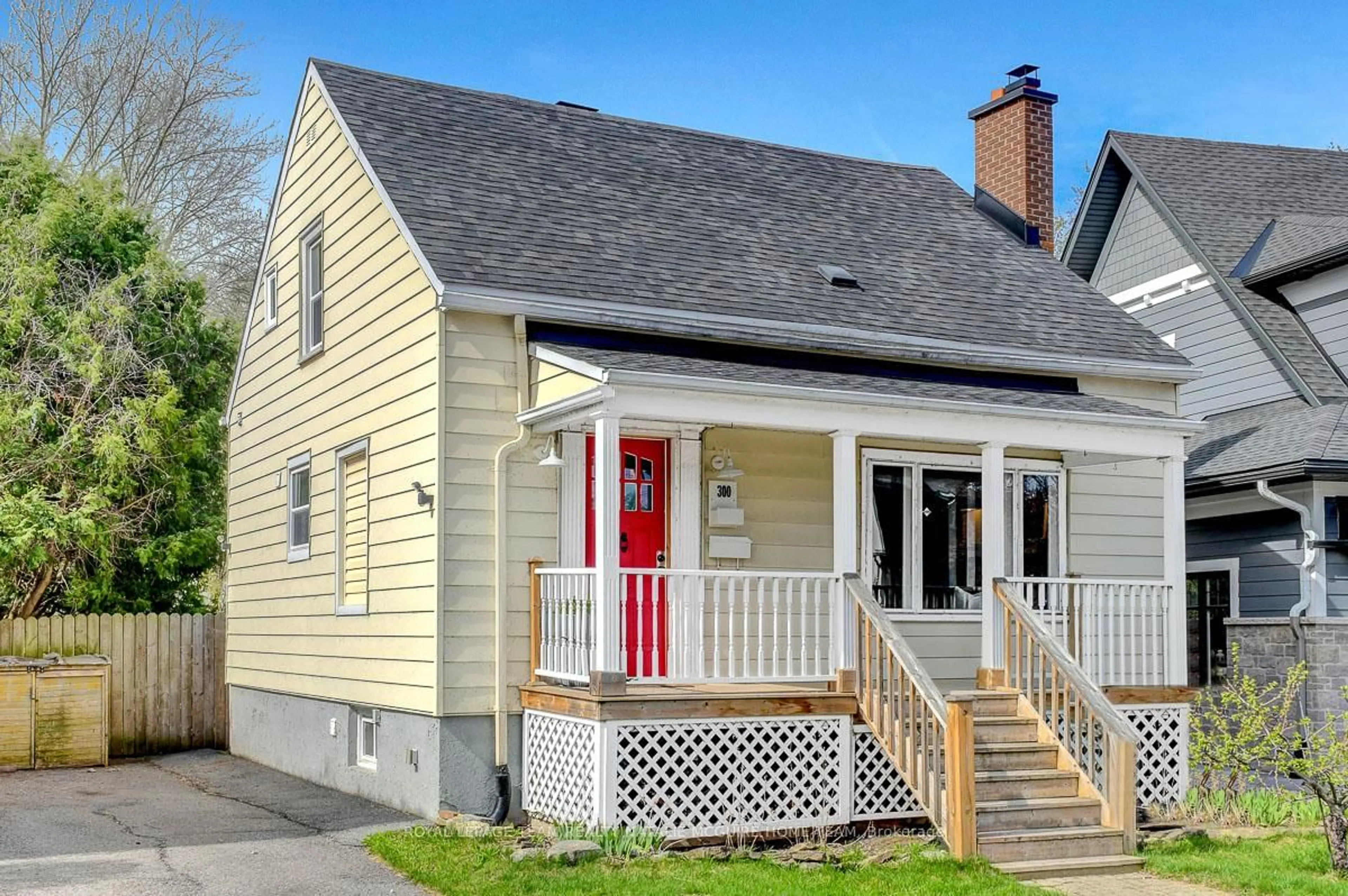 Home with vinyl exterior material, street for 300 Oakdale Ave, Ottawa Ontario K1Y 0E4