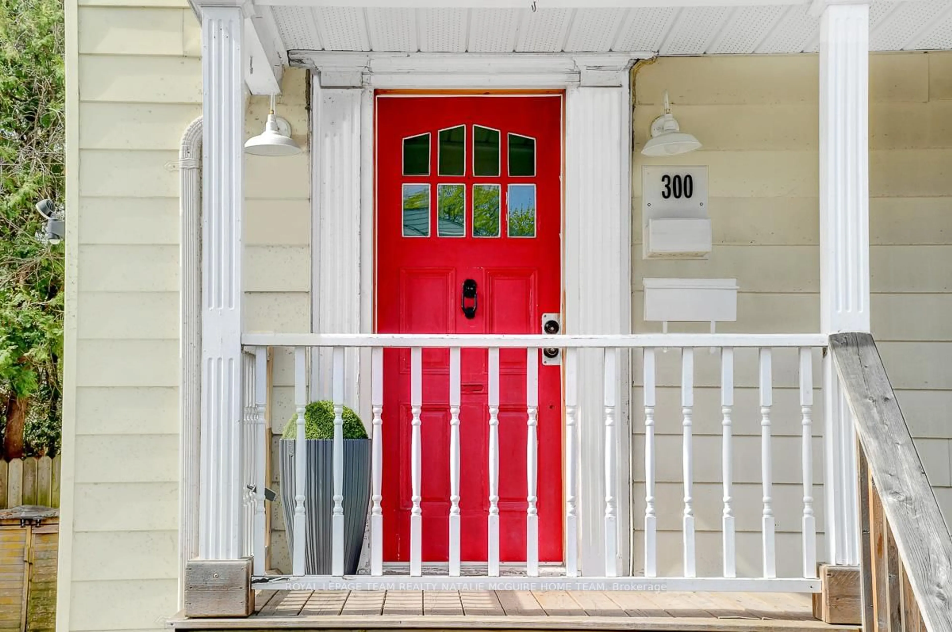 Indoor entryway for 300 Oakdale Ave, Ottawa Ontario K1Y 0E4