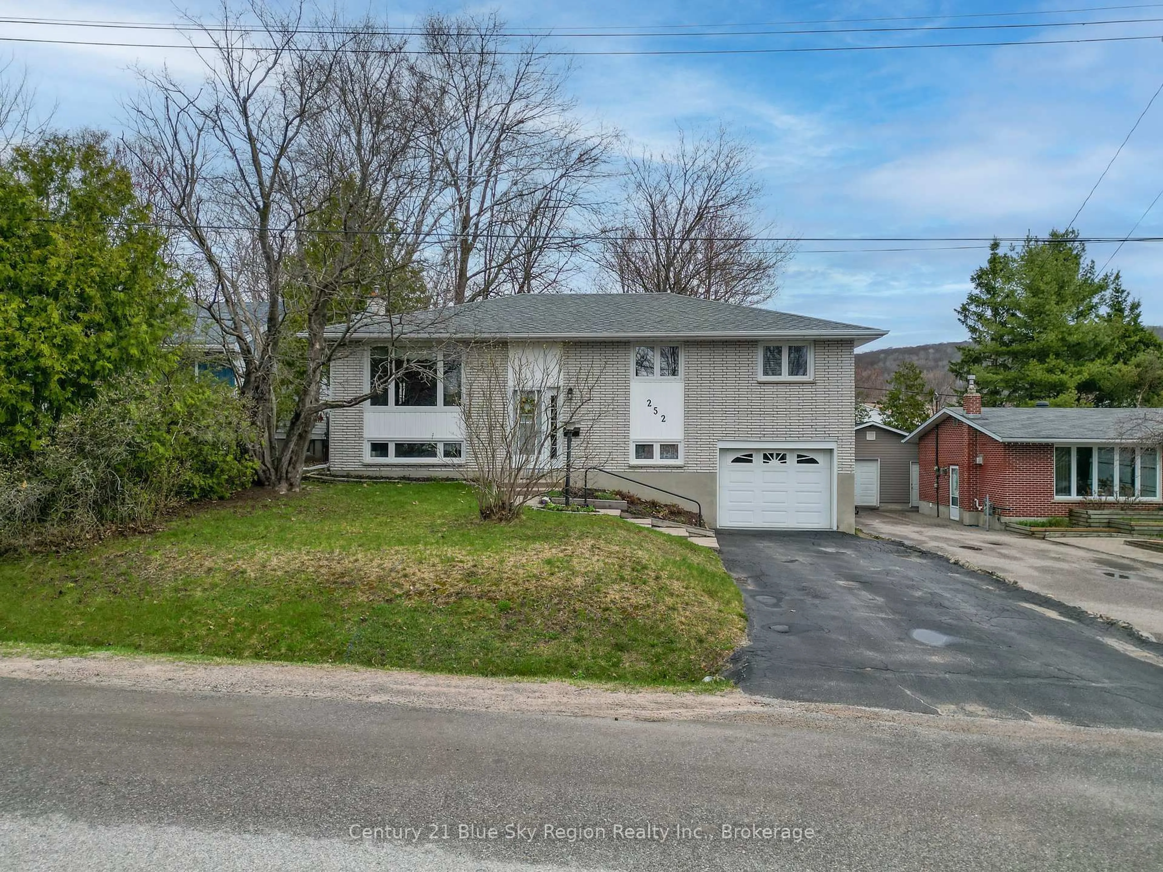 A pic from outside/outdoor area/front of a property/back of a property/a pic from drone, street for 252 Glen Rouge Dr, North Bay Ontario P1A 3H8
