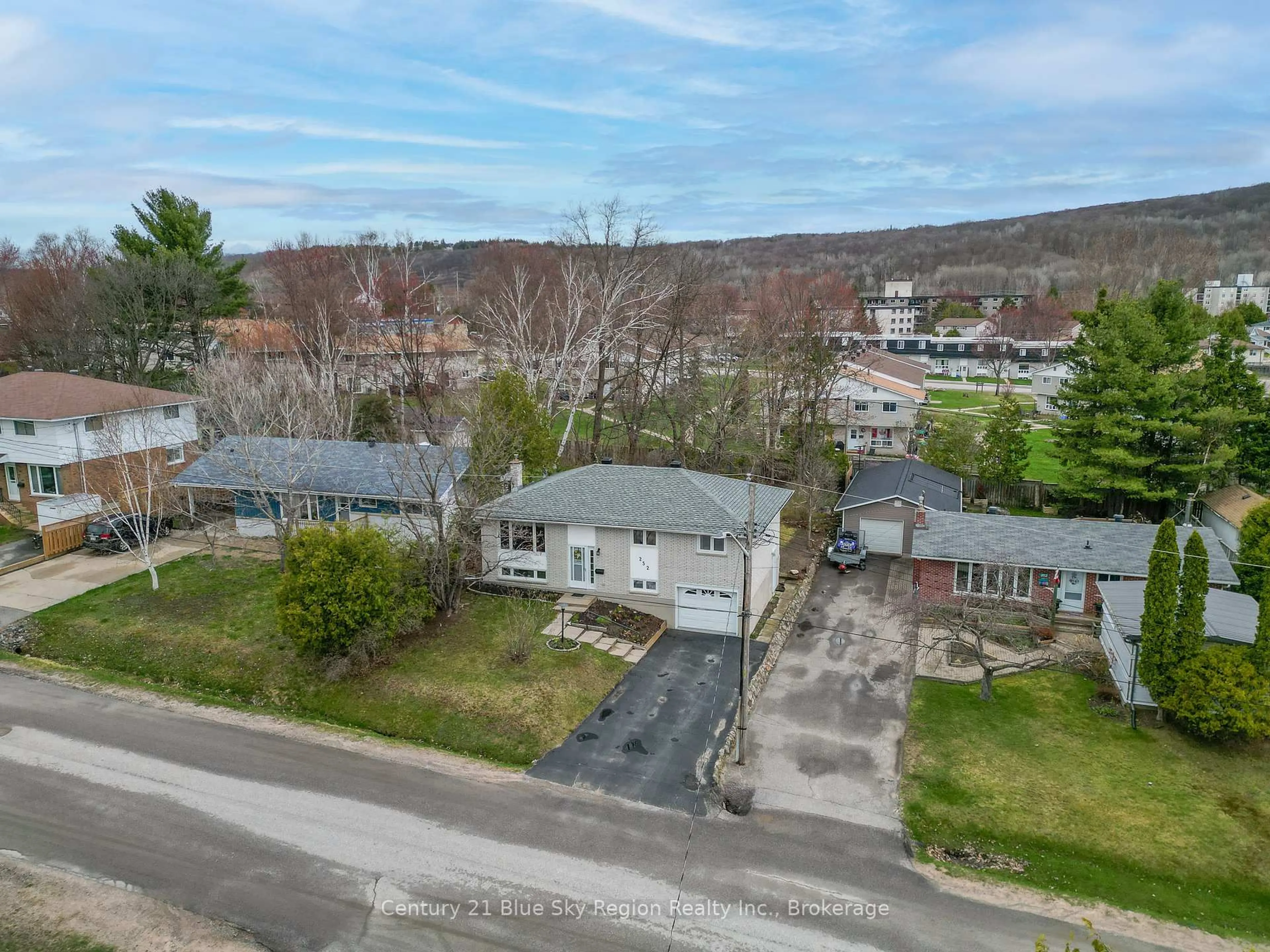 A pic from outside/outdoor area/front of a property/back of a property/a pic from drone, unknown for 252 Glen Rouge Dr, North Bay Ontario P1A 3H8