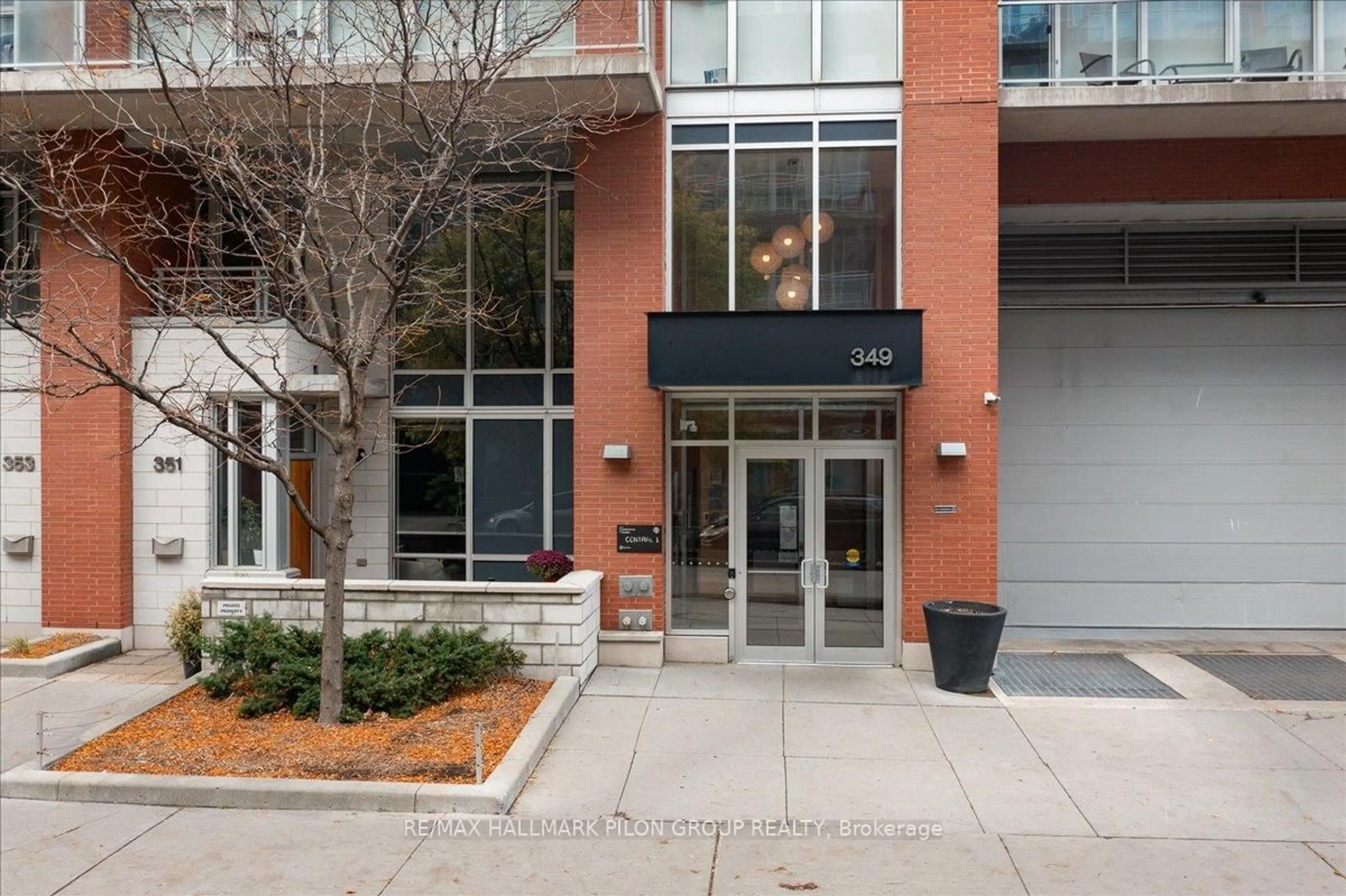 Indoor foyer for 349 Mcleod St #527, Ottawa Ontario K2P 0S1