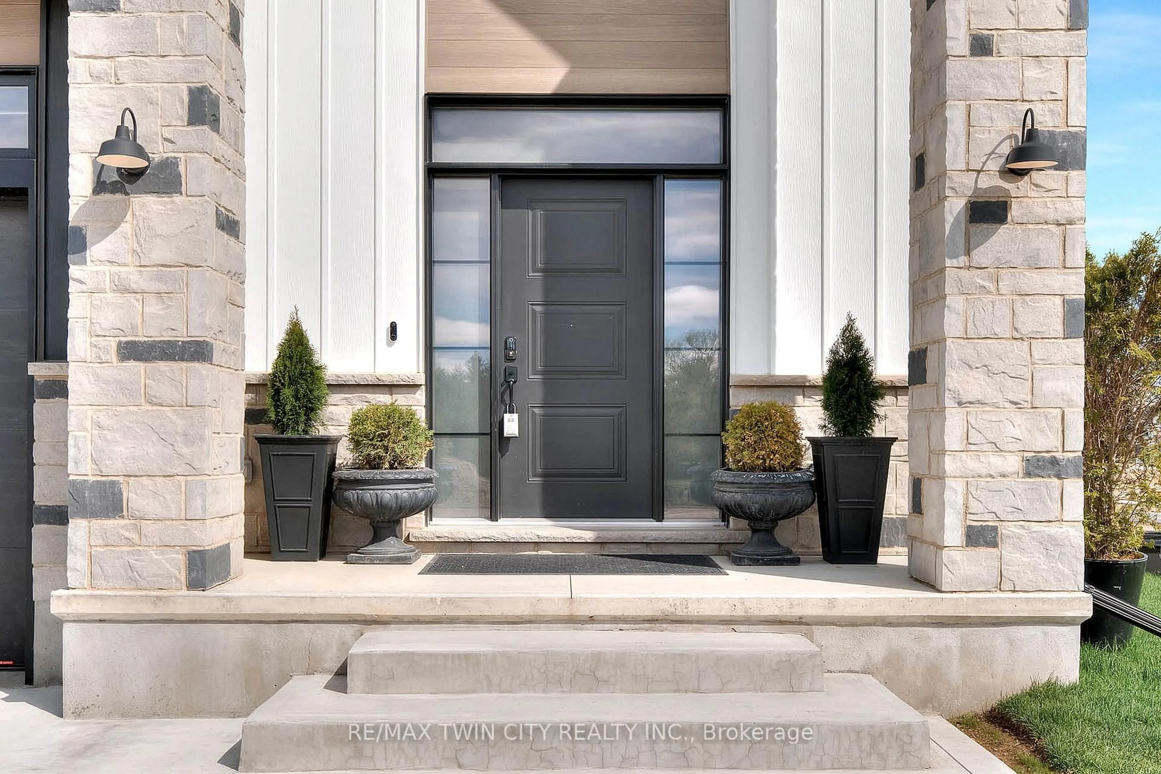 Indoor entryway for 154 Dempsey Dr, Stratford Ontario N5A 0R5