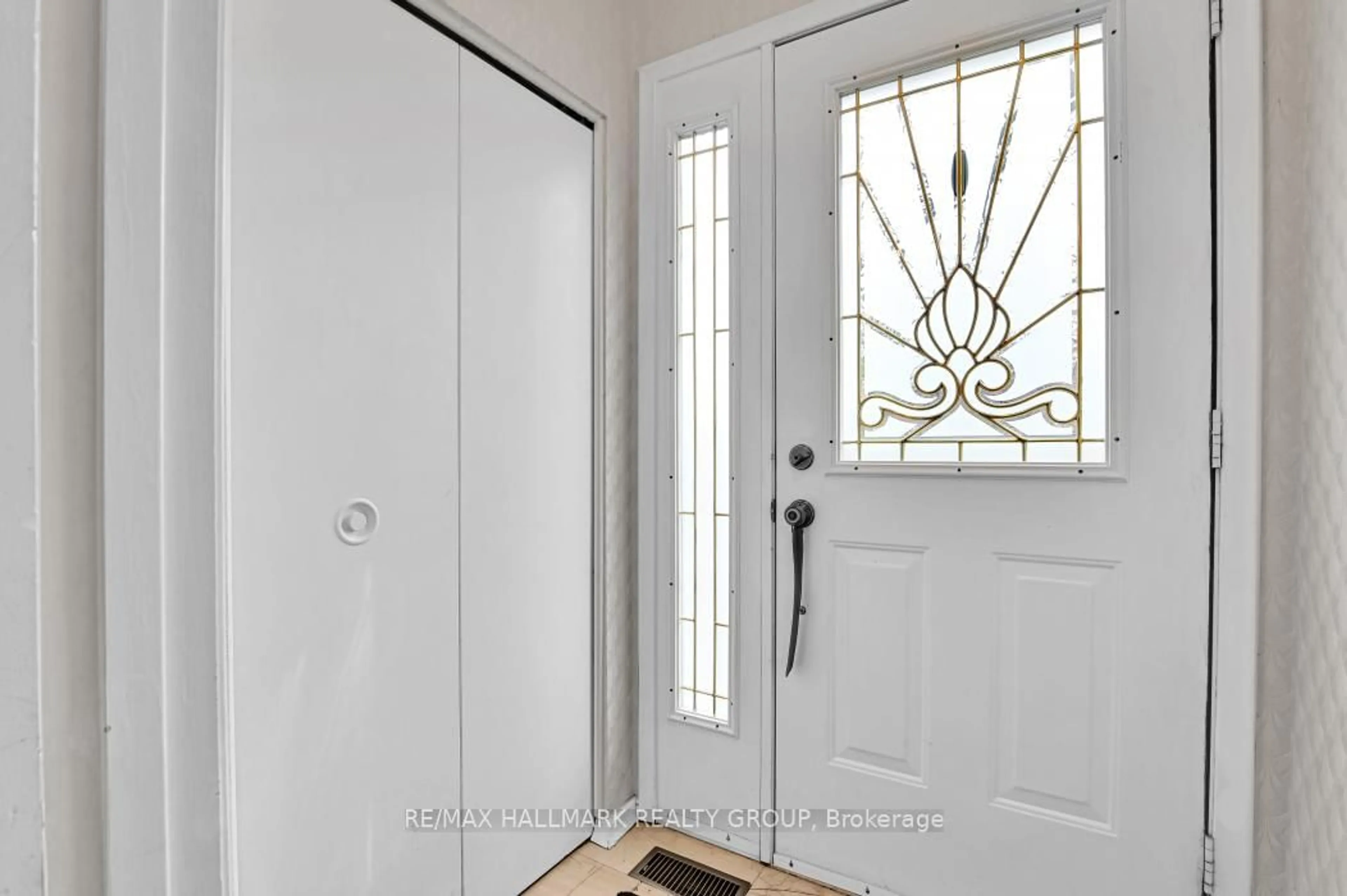 Indoor entryway for 2206 Fife Cres, Ottawa Ontario K1G 2Z4