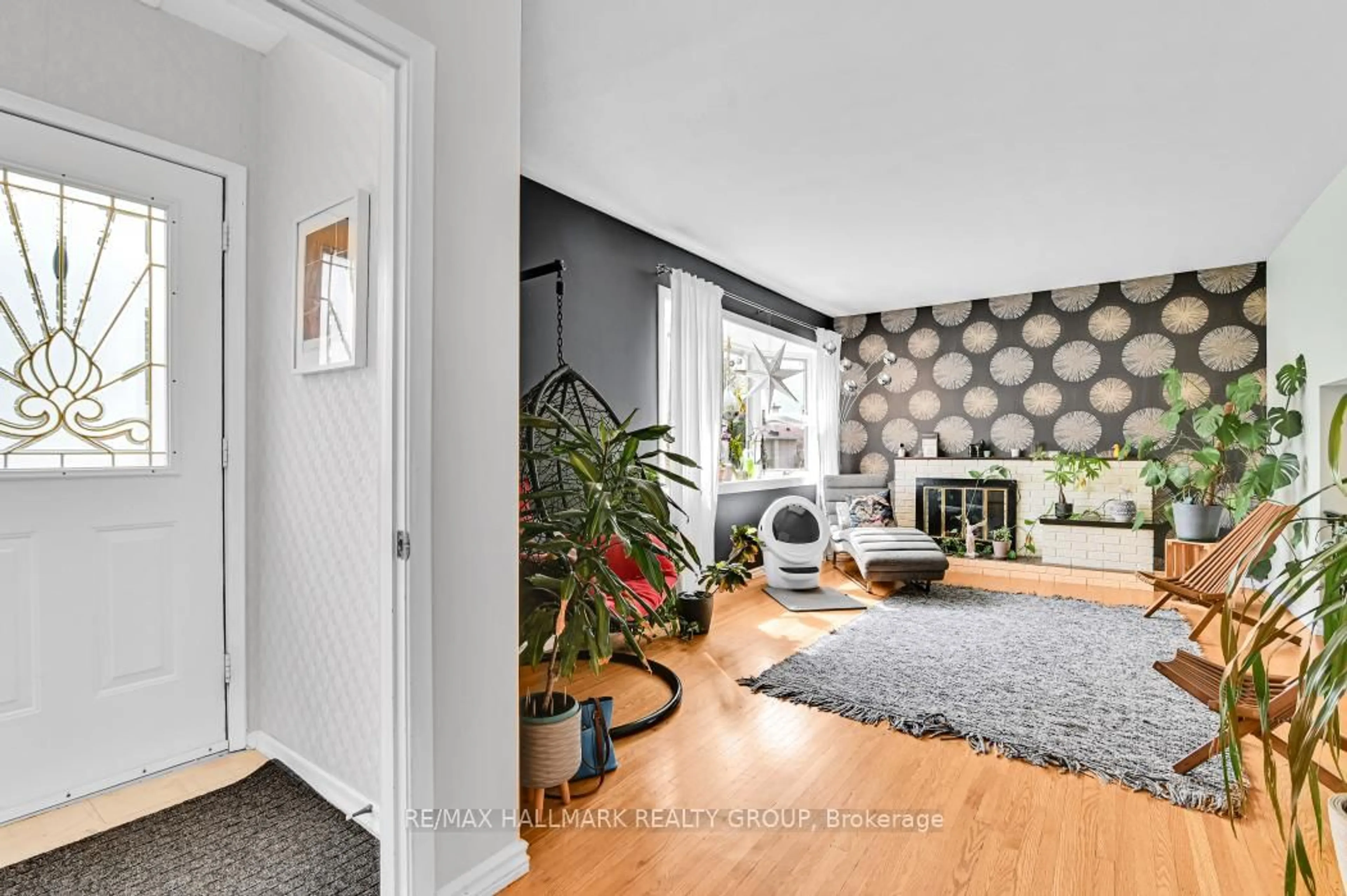 Indoor entryway for 2206 Fife Cres, Ottawa Ontario K1G 2Z4