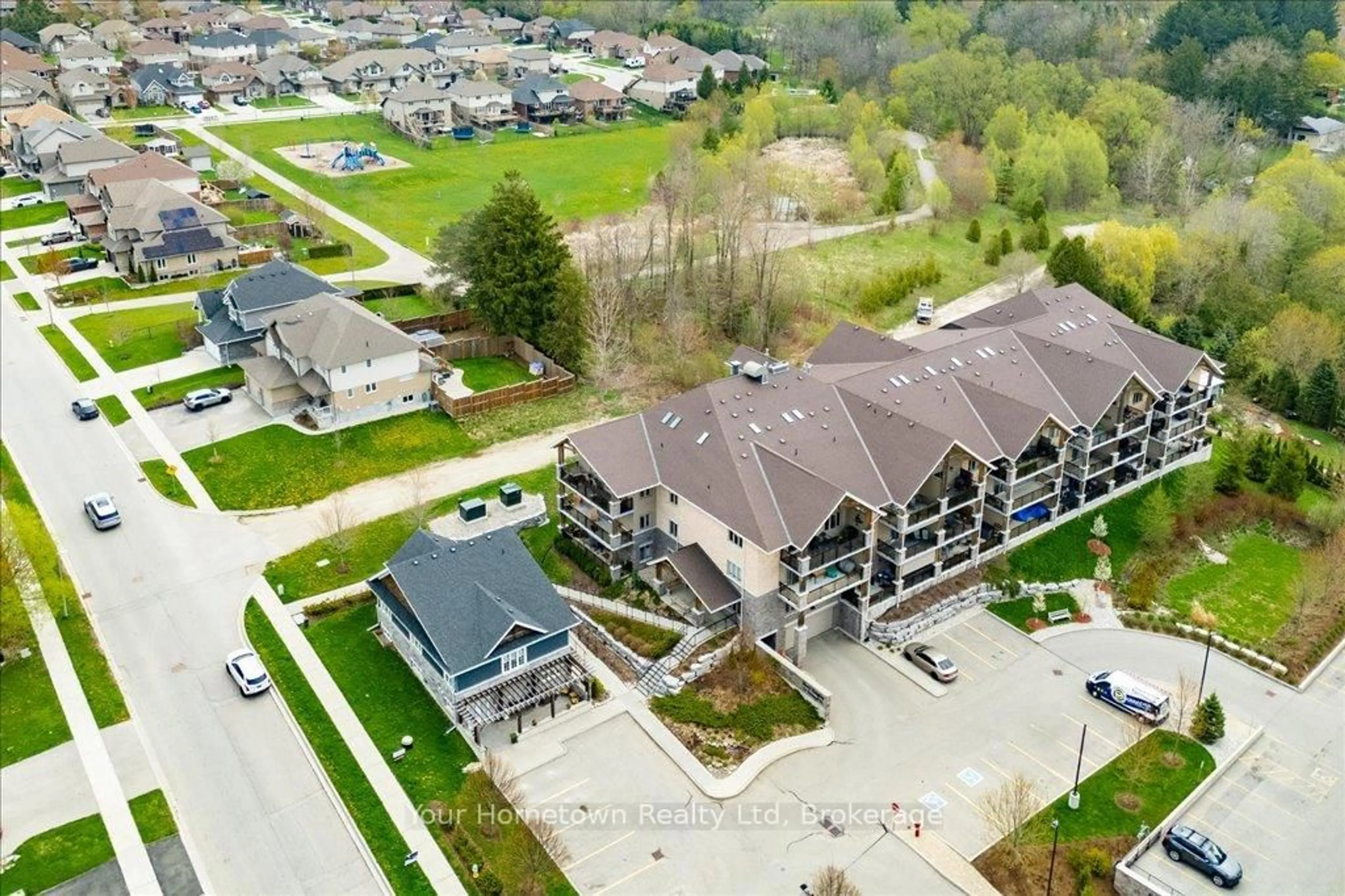 A pic from outside/outdoor area/front of a property/back of a property/a pic from drone, building for 27 Stumpf St #27B, Centre Wellington Ontario N0B 1S0