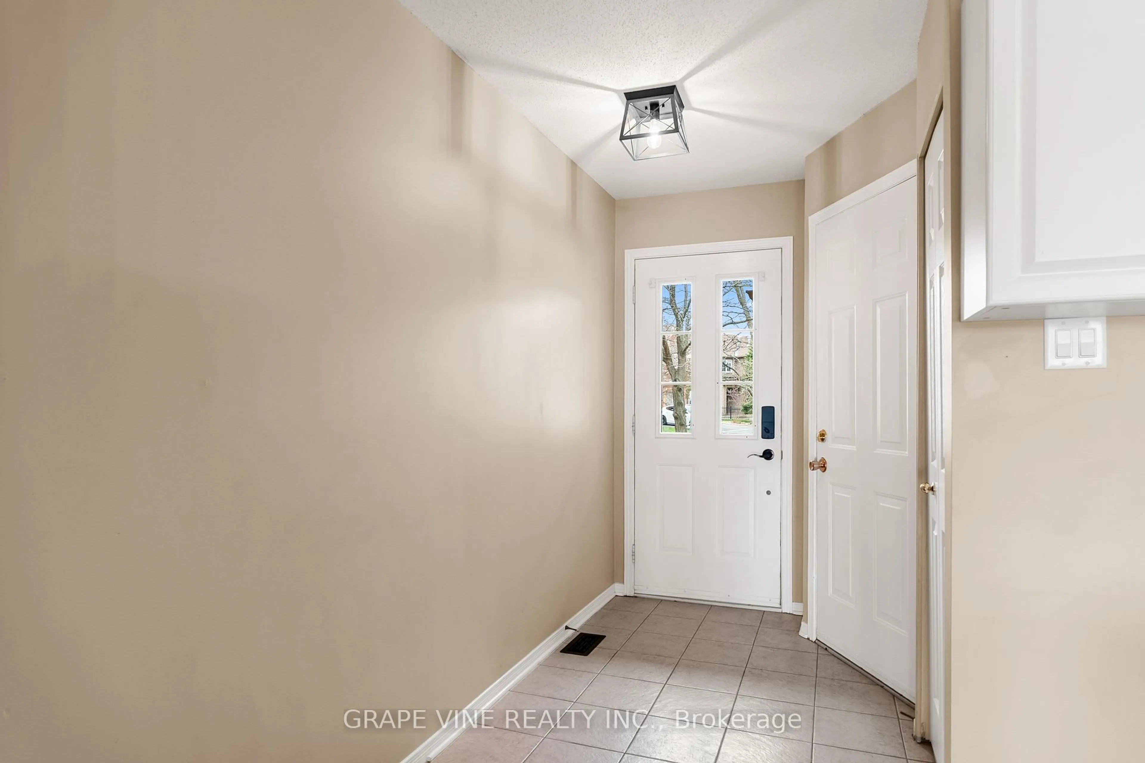 Indoor entryway for 177 Kinross Private, Ottawa Ontario K2K 3P8