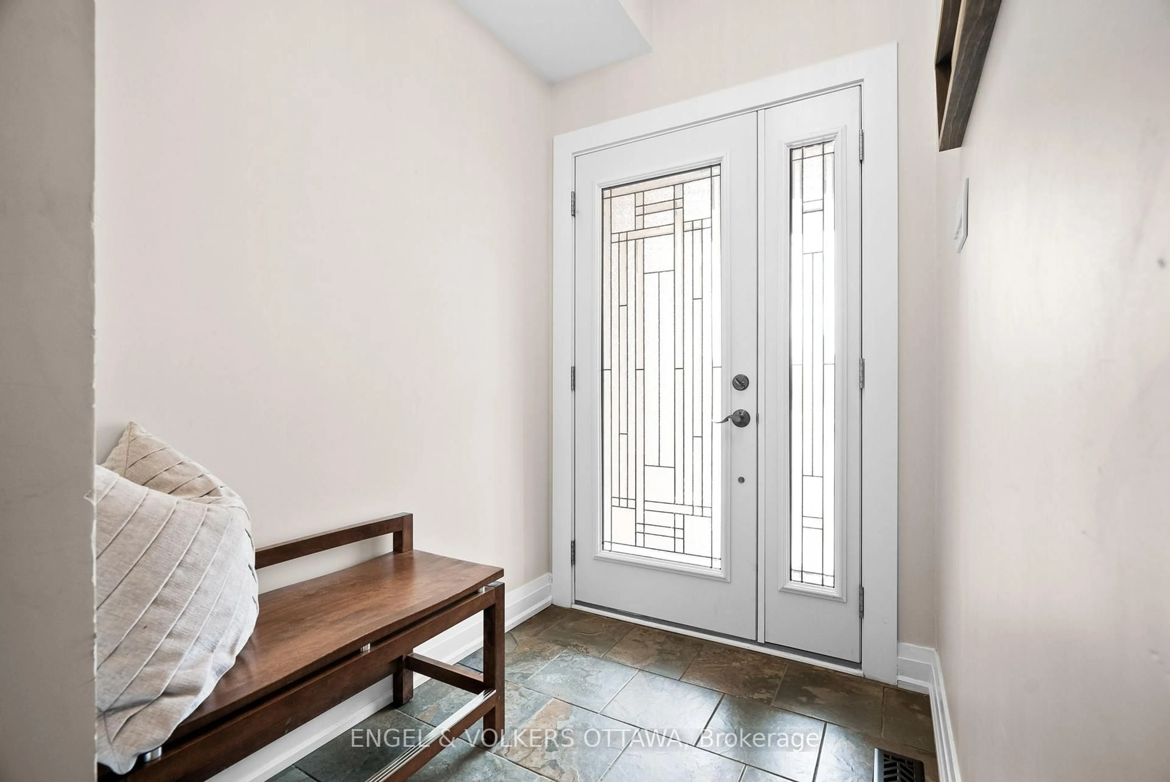 Indoor entryway for 17 Glacier St, Ottawa Ontario K2J 2M7