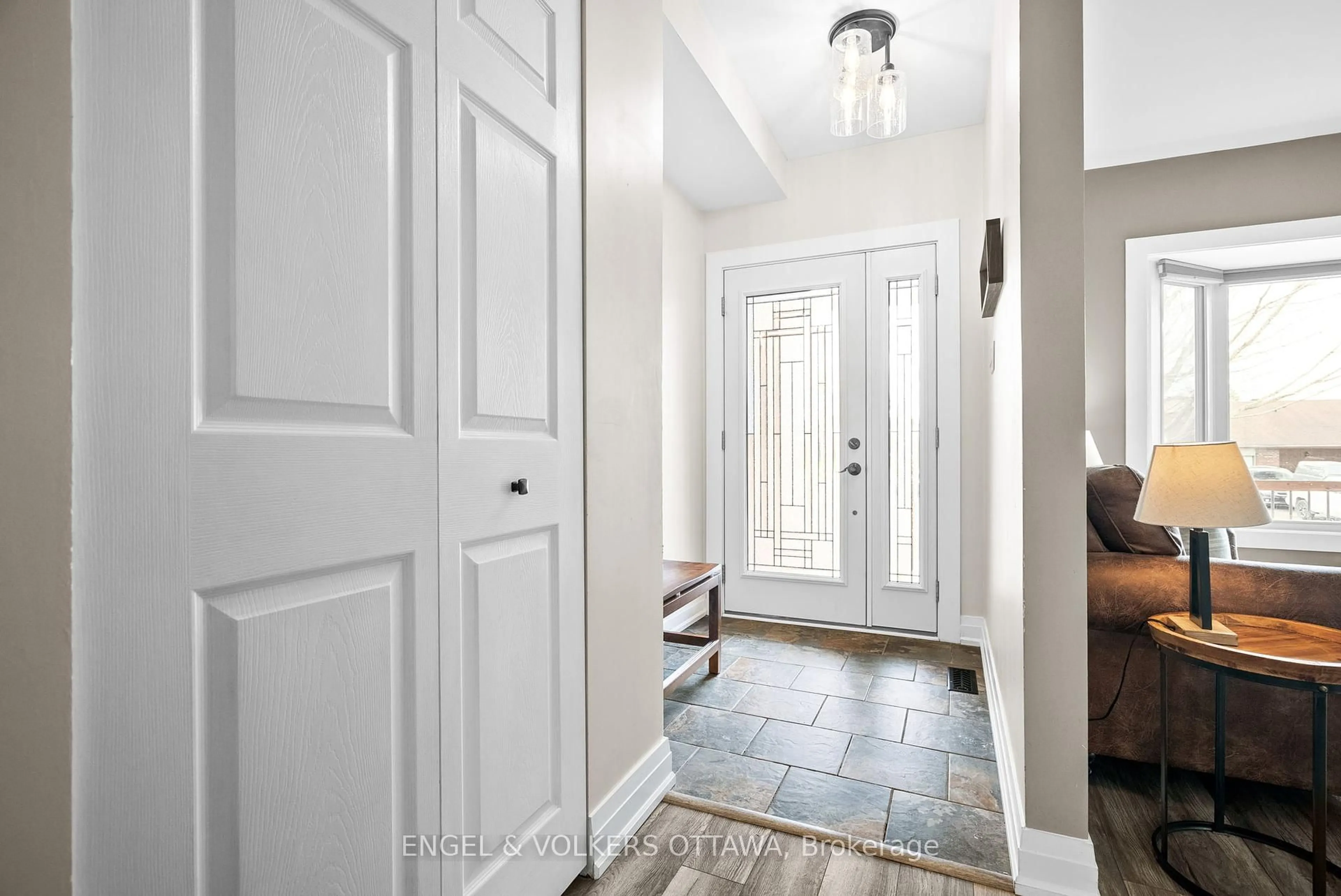 Indoor entryway for 17 Glacier St, Ottawa Ontario K2J 2M7