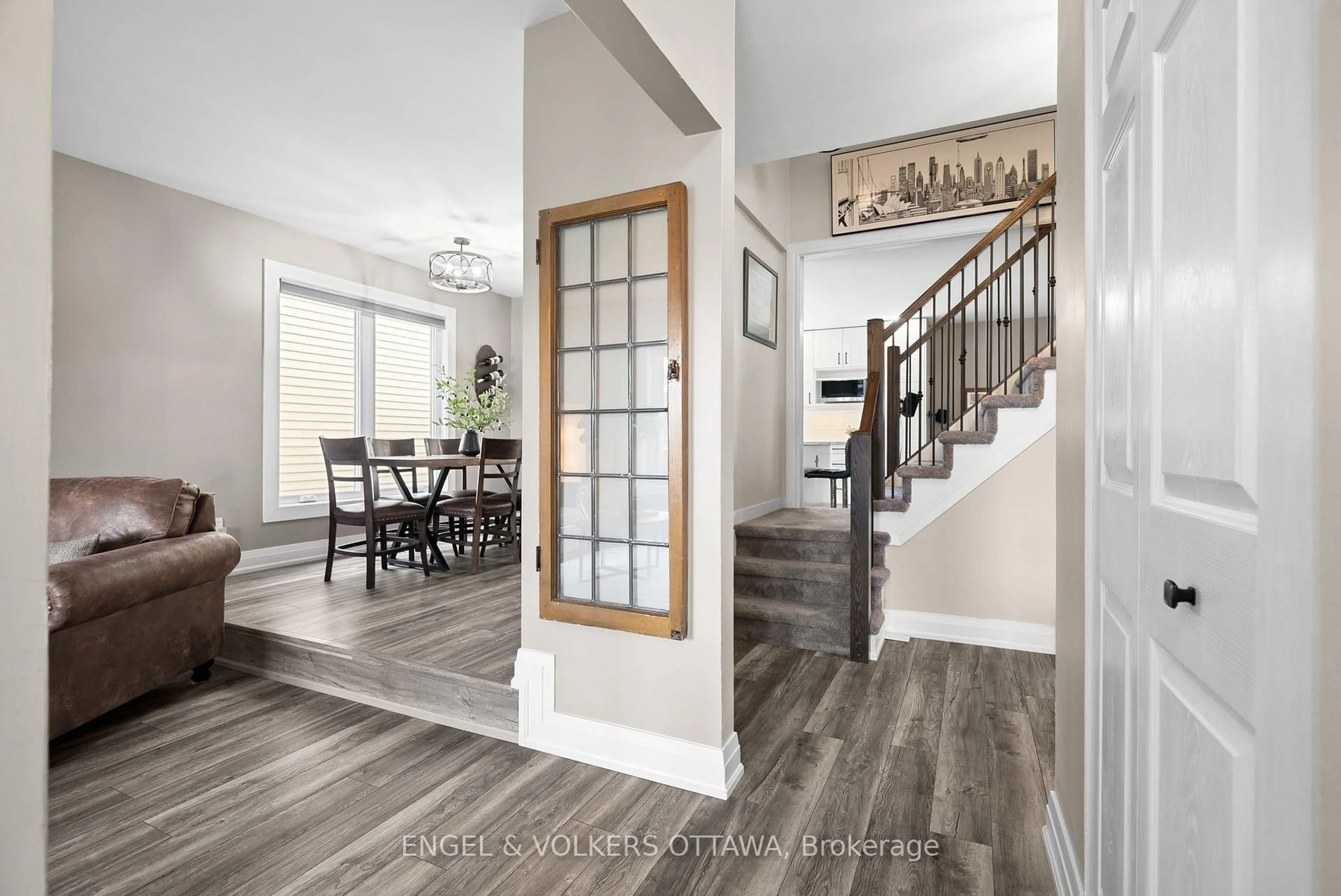 Indoor entryway for 17 Glacier St, Ottawa Ontario K2J 2M7
