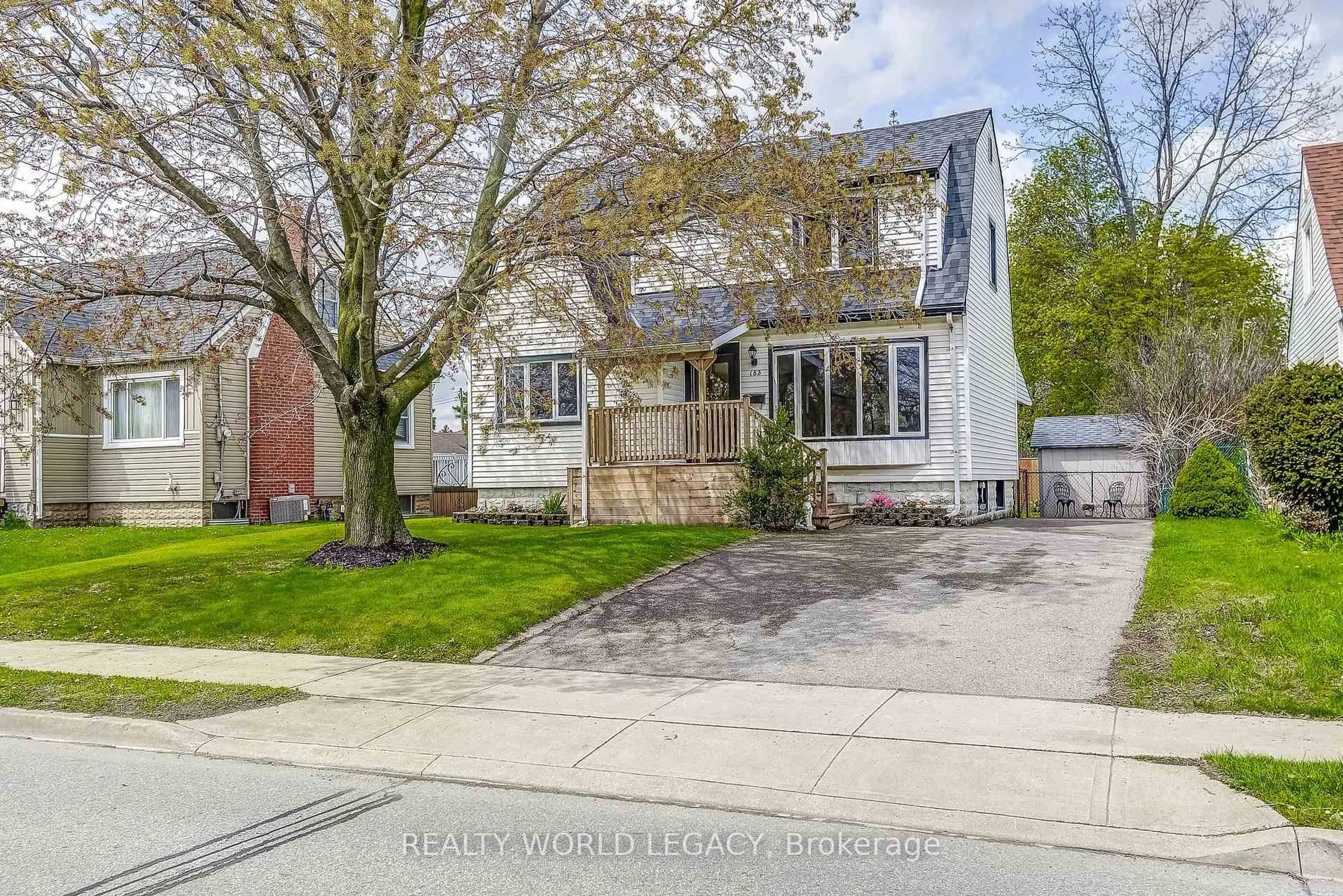 A pic from outside/outdoor area/front of a property/back of a property/a pic from drone, street for 183 Nash Rd, Hamilton Ontario L8H 2P8