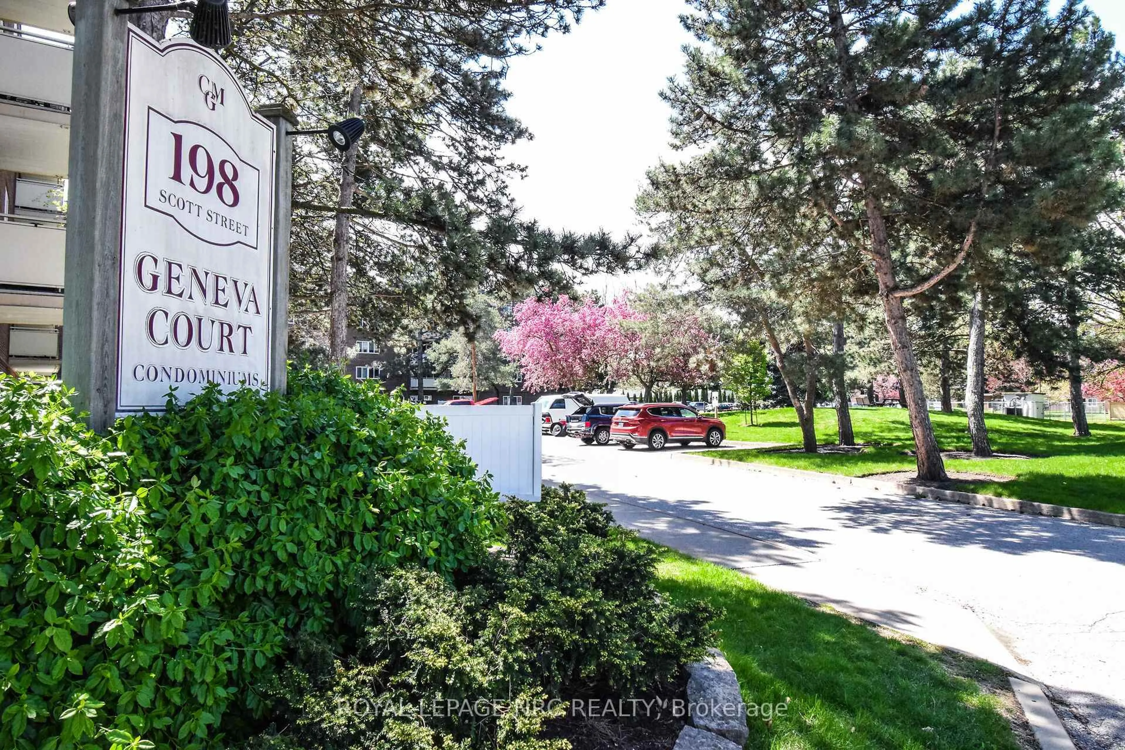 Indoor foyer for 198 Scott St #305, St. Catharines Ontario L2N 5T3
