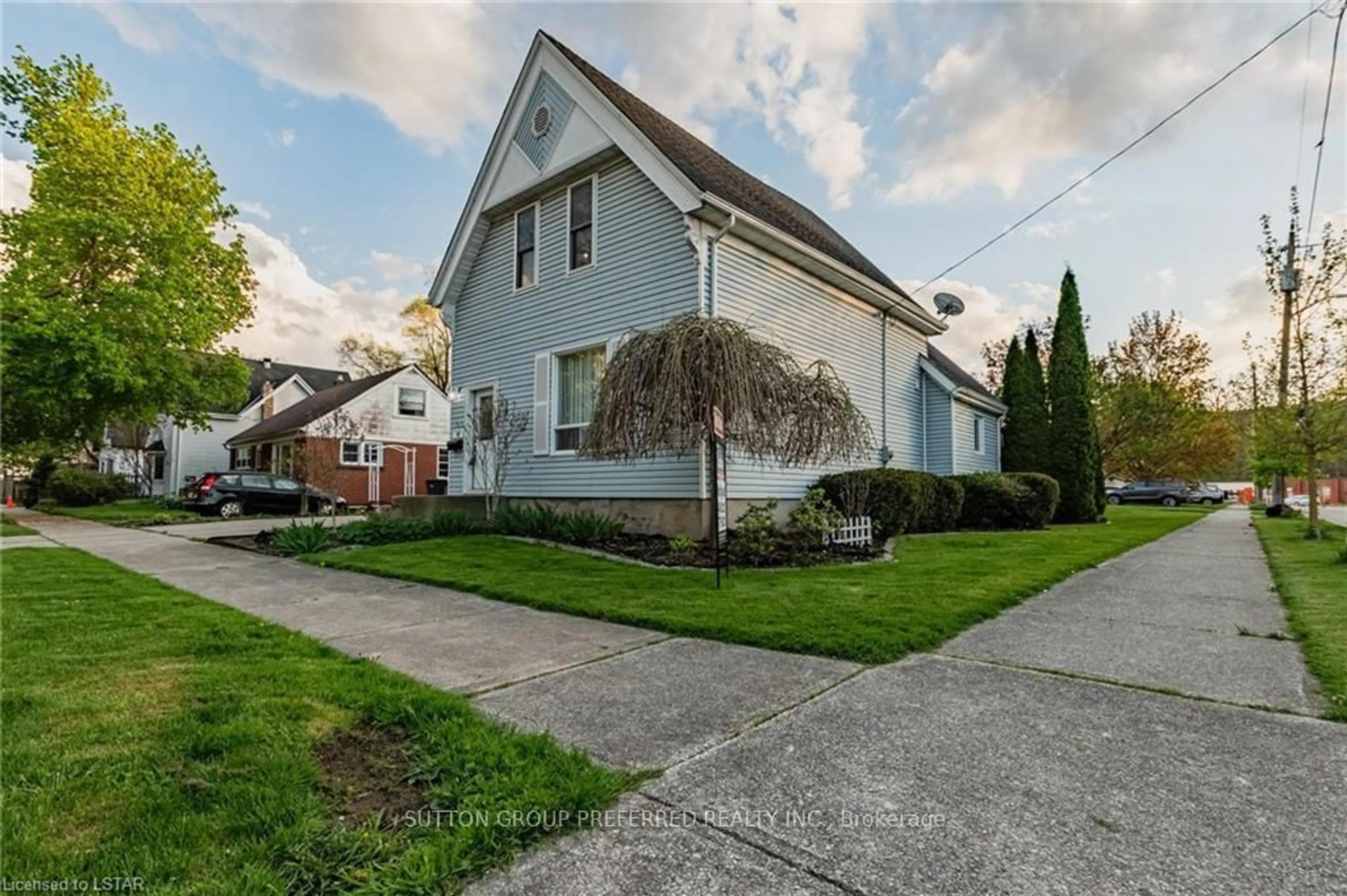 A pic from outside/outdoor area/front of a property/back of a property/a pic from drone, street for 16 EDITH St, London North Ontario N6H 2E8
