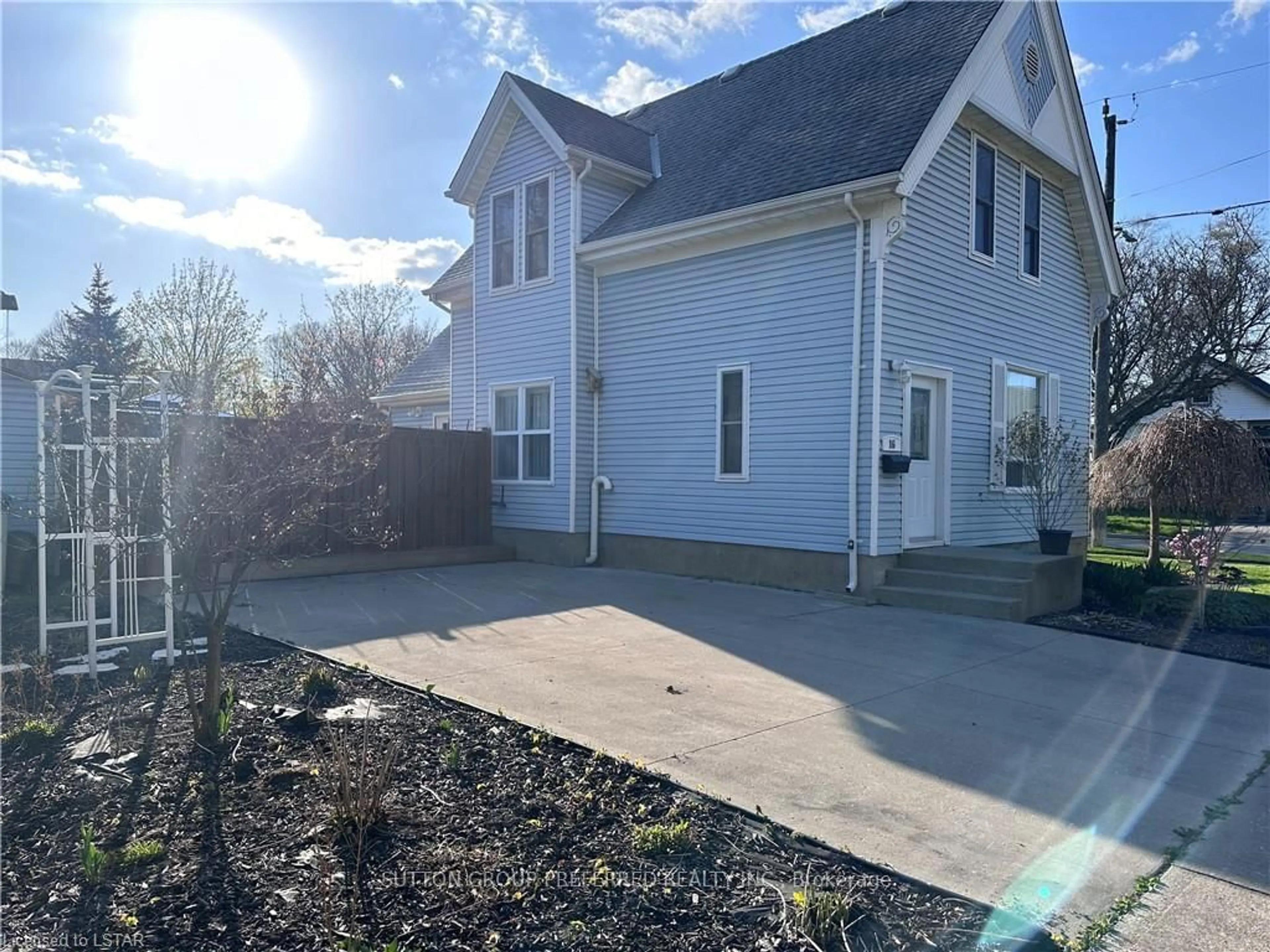 Home with vinyl exterior material, unknown for 16 EDITH St, London North Ontario N6H 2E8