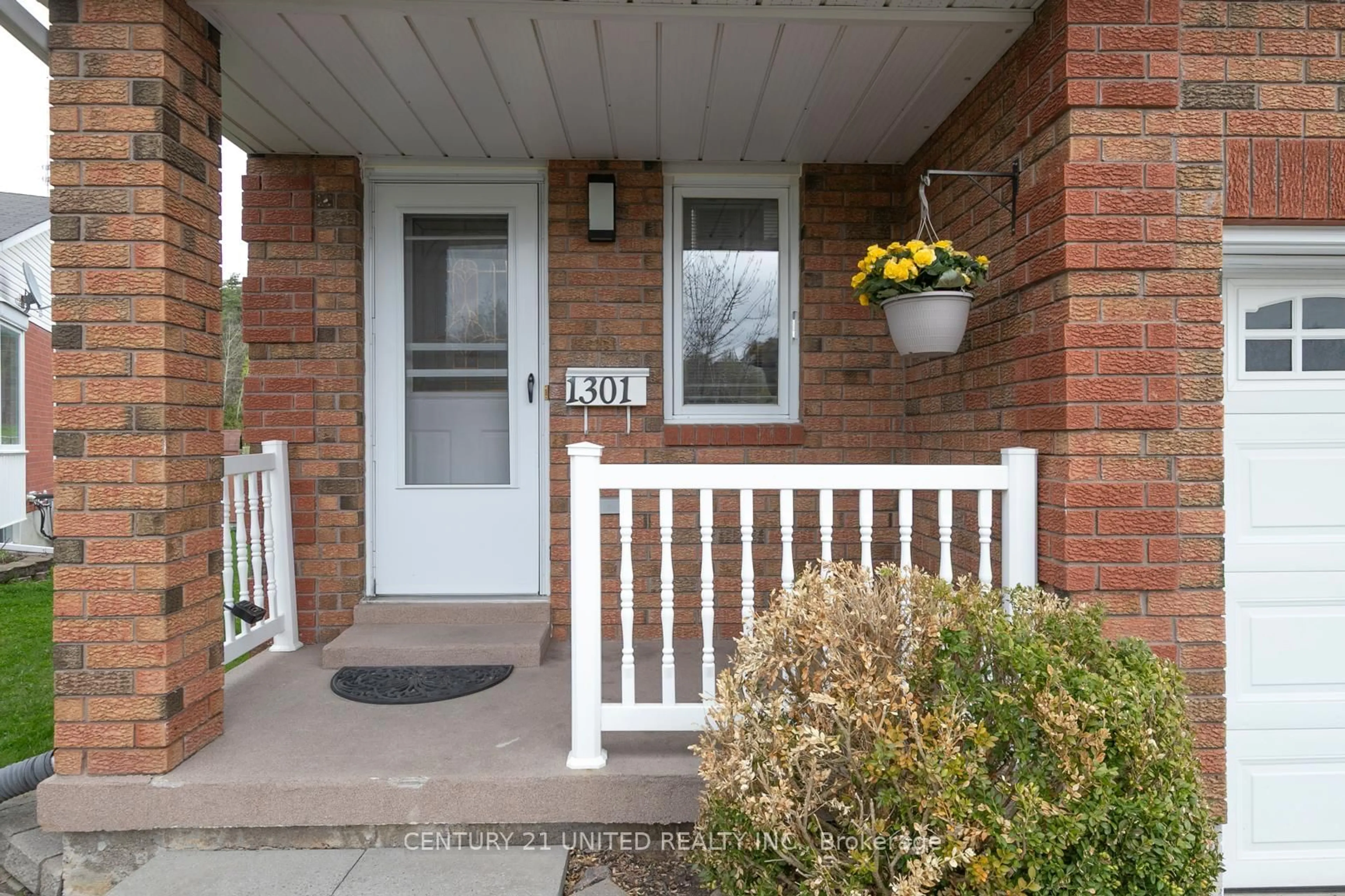 Indoor entryway for 1301 Eagle Cres, Peterborough West Ontario K9K 2K7
