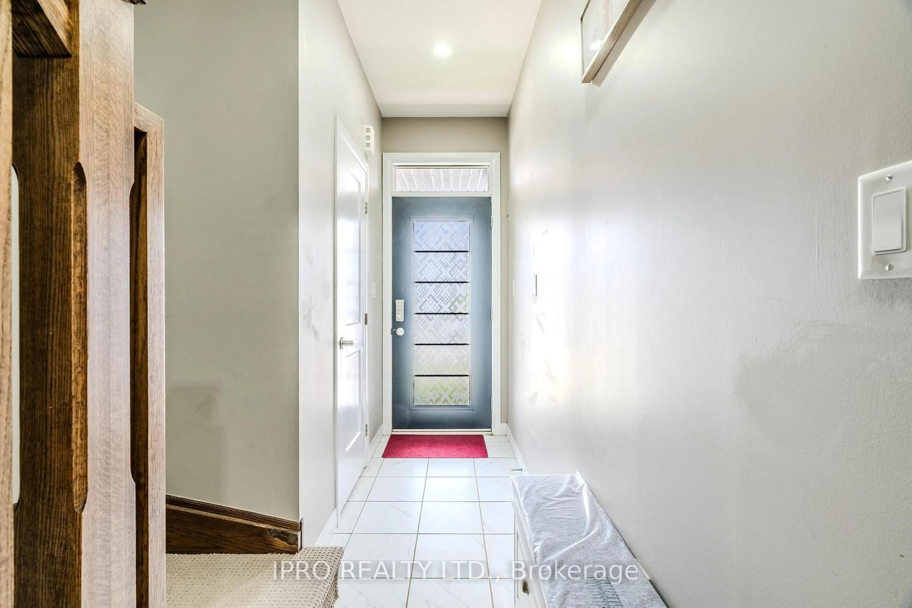 Indoor entryway for 4002 Crown St, Lincoln Ontario L0R 1B7