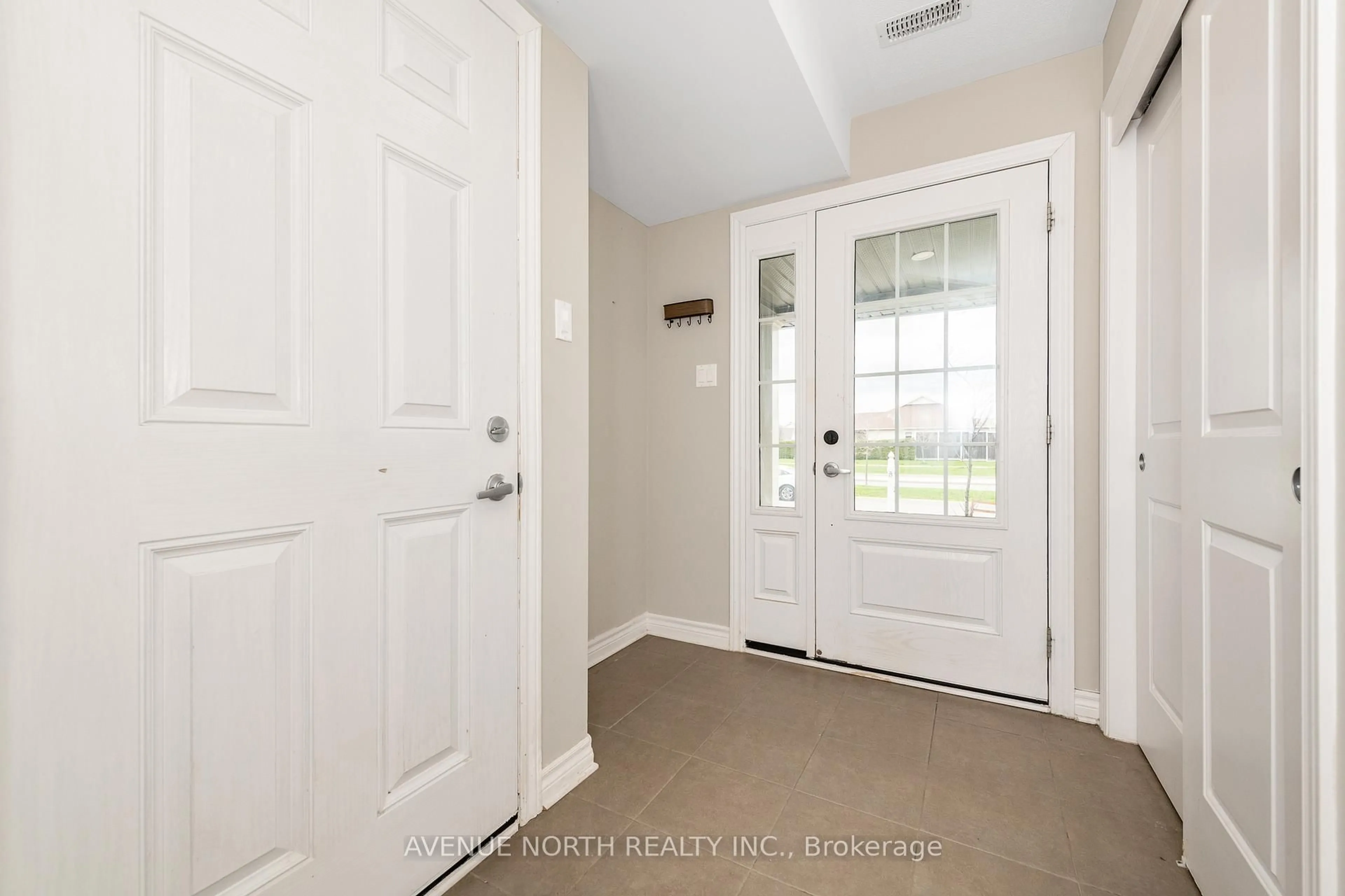 Indoor entryway for 332 Mountain Sorrel Way, Ottawa Ontario K4A 1H7