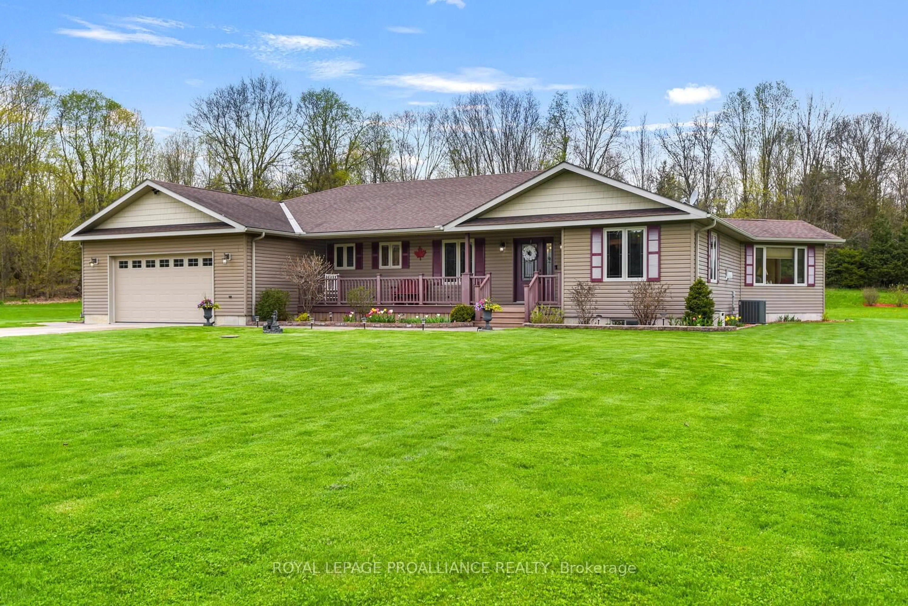 Home with vinyl exterior material, unknown for 1658 County Road 2 Rd, Front of Yonge Ontario L0E 1R0