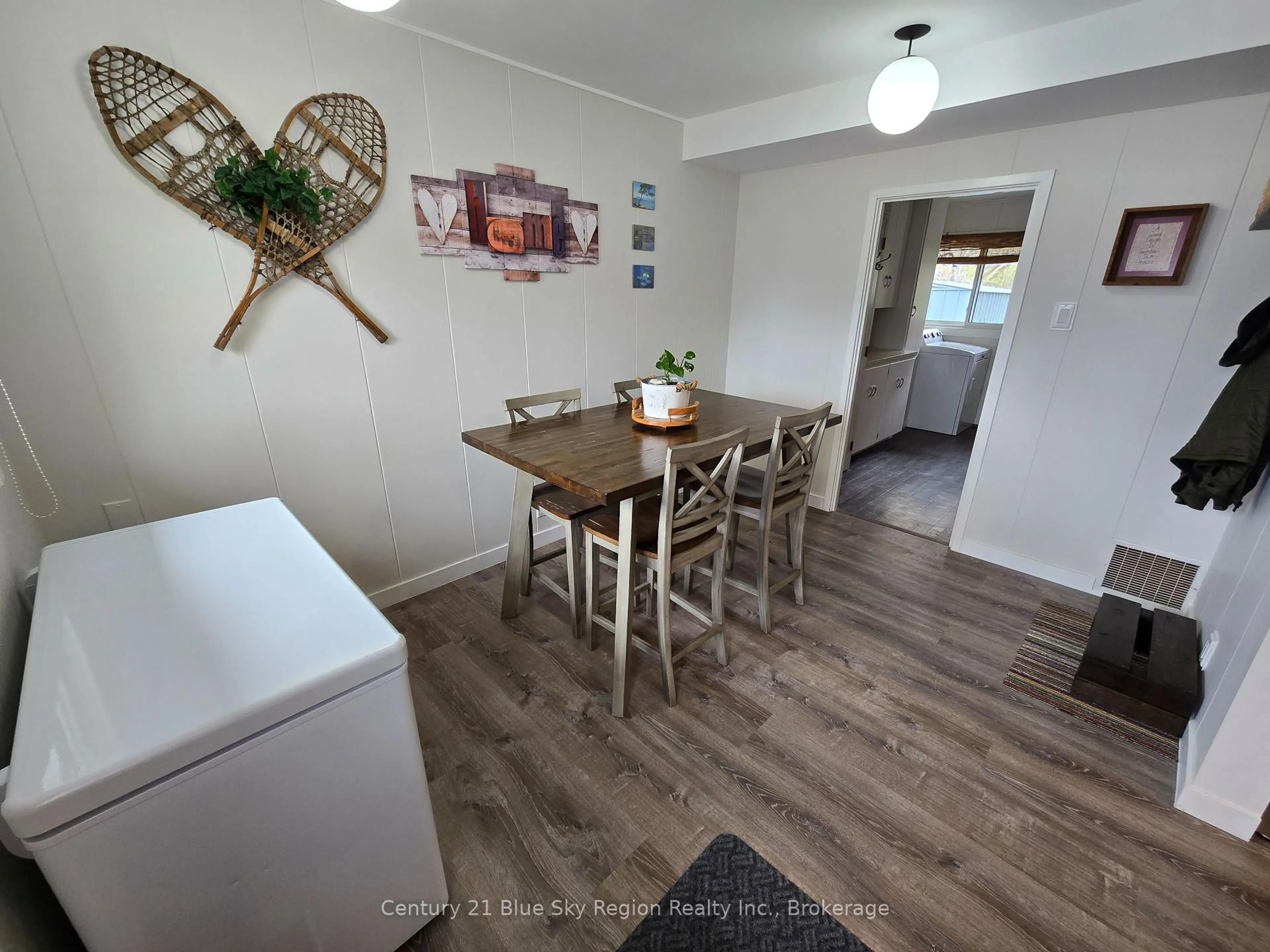 Dining room, wood/laminate floor for 344 Edward St, Powassan Ontario P0H 1Z0