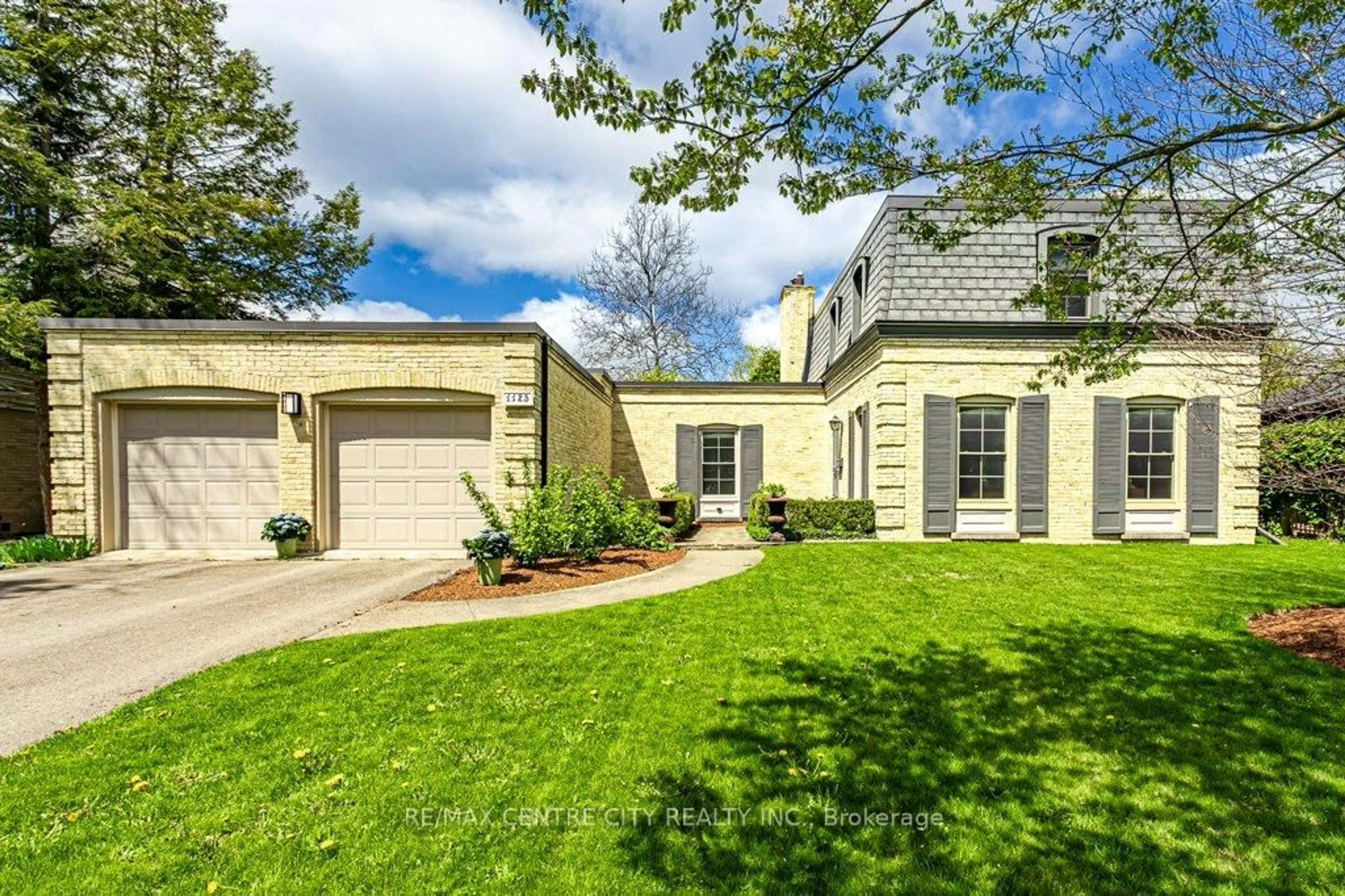 Home with vinyl exterior material, street for 1123 The Pkwy, London East Ontario N6A 2X2