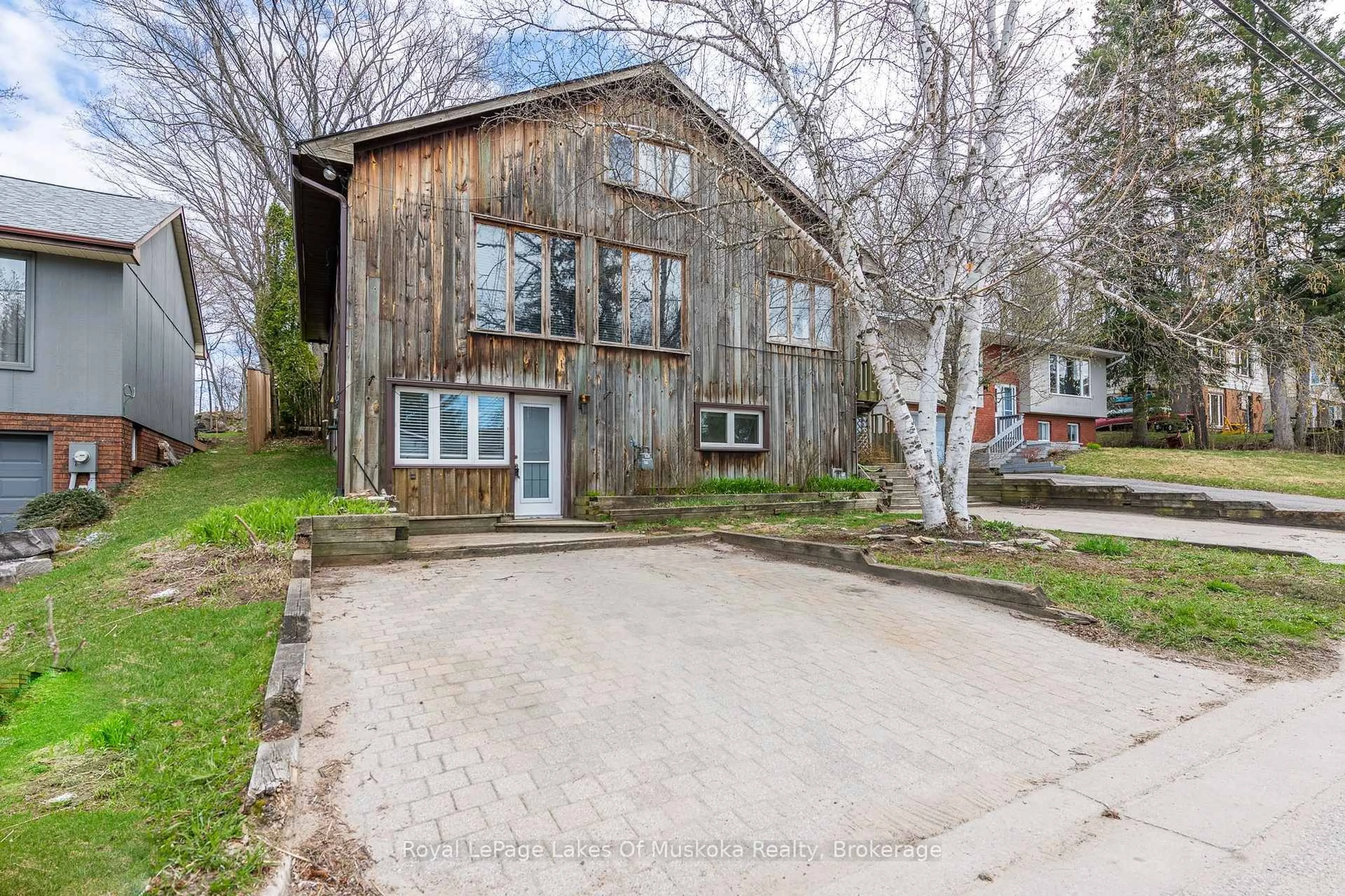 A pic from outside/outdoor area/front of a property/back of a property/a pic from drone, street for 16 Cliff Ave, Huntsville Ontario P1H 1G4