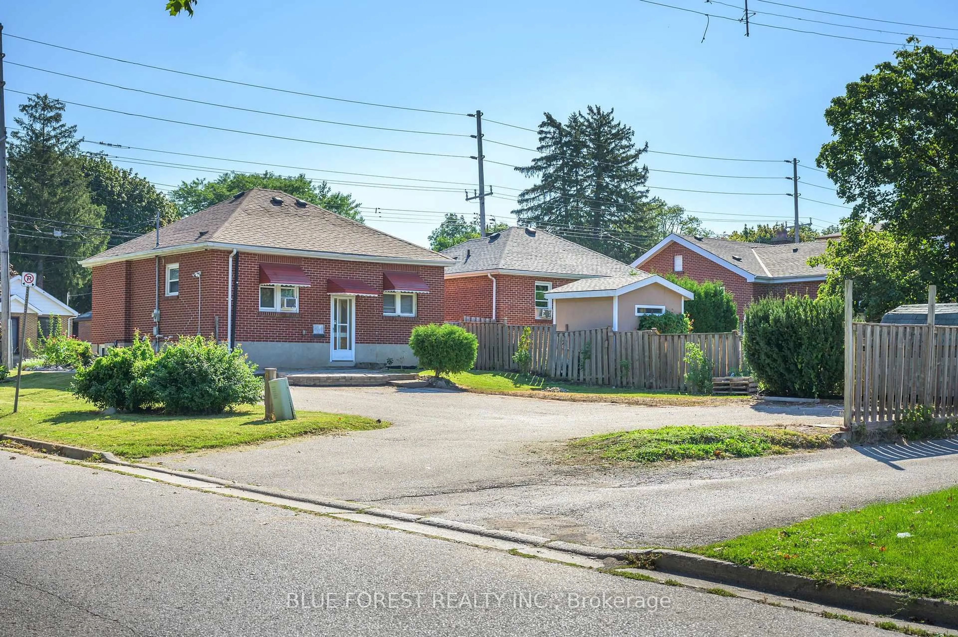 A pic from outside/outdoor area/front of a property/back of a property/a pic from drone, street for 899 Adelaide St, London East Ontario N5Y 2M4