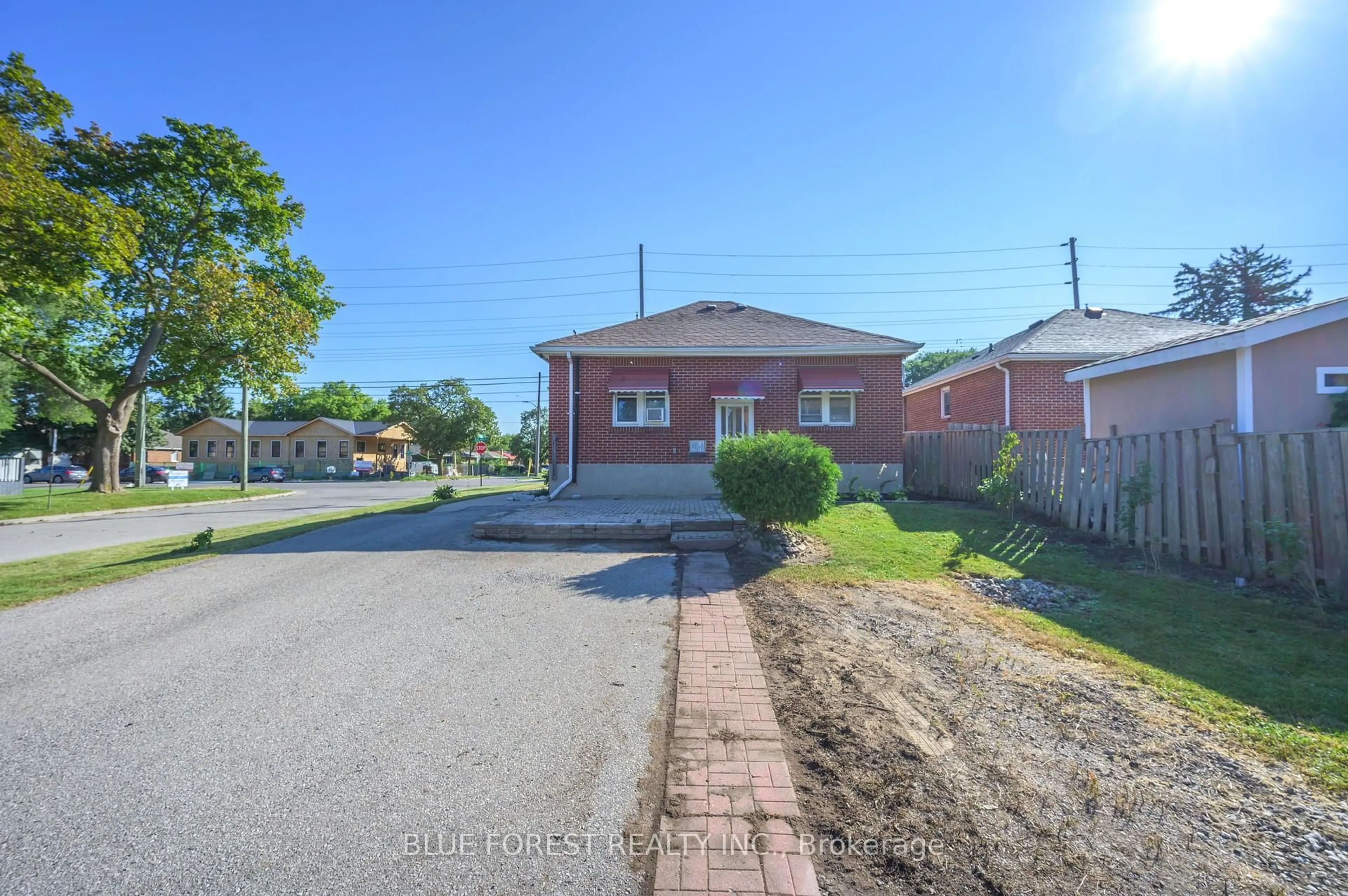 A pic from outside/outdoor area/front of a property/back of a property/a pic from drone, street for 899 Adelaide St, London East Ontario N5Y 2M4