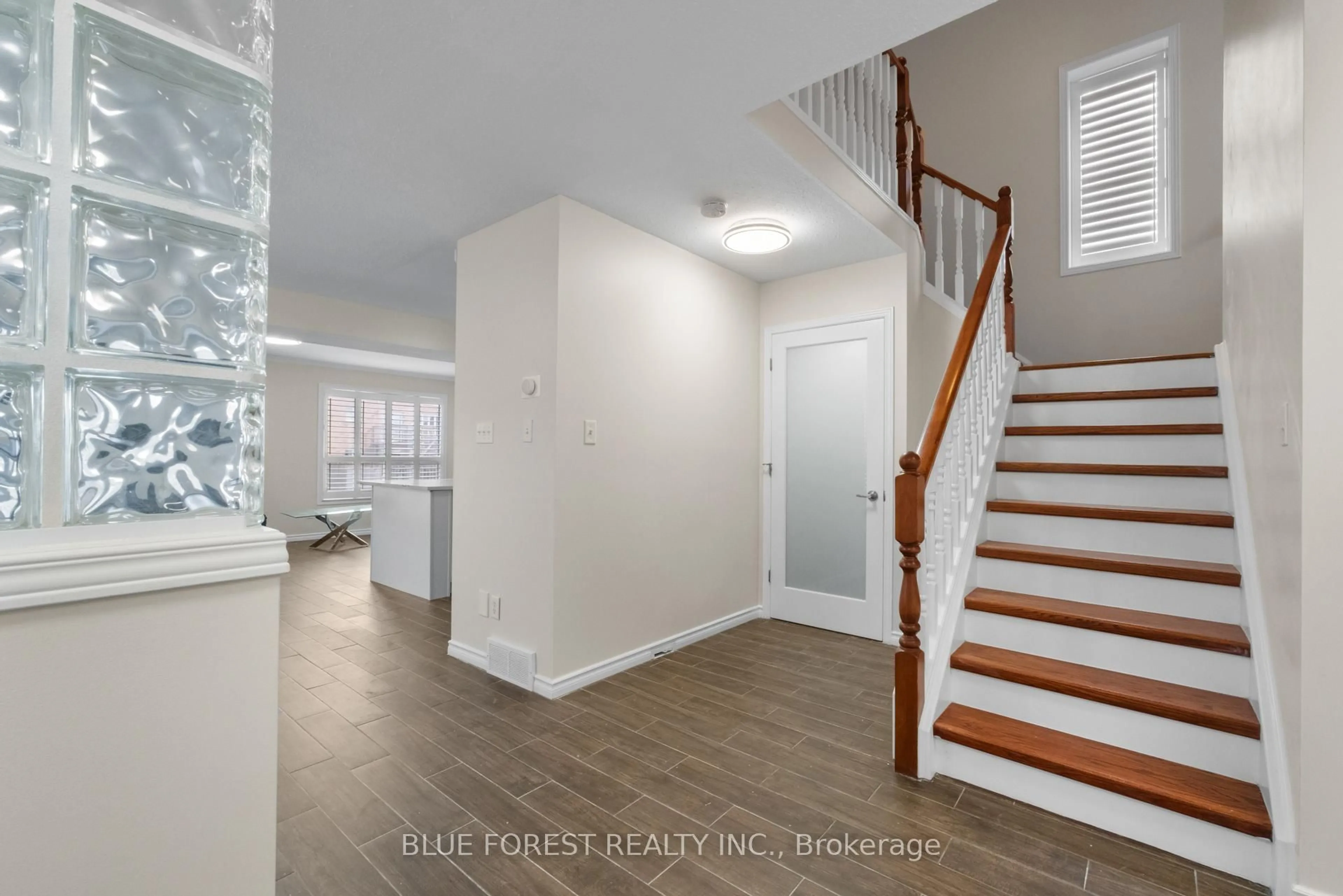 Indoor entryway for 3053 Meadowgate Blvd, London South Ontario N6M 1L1