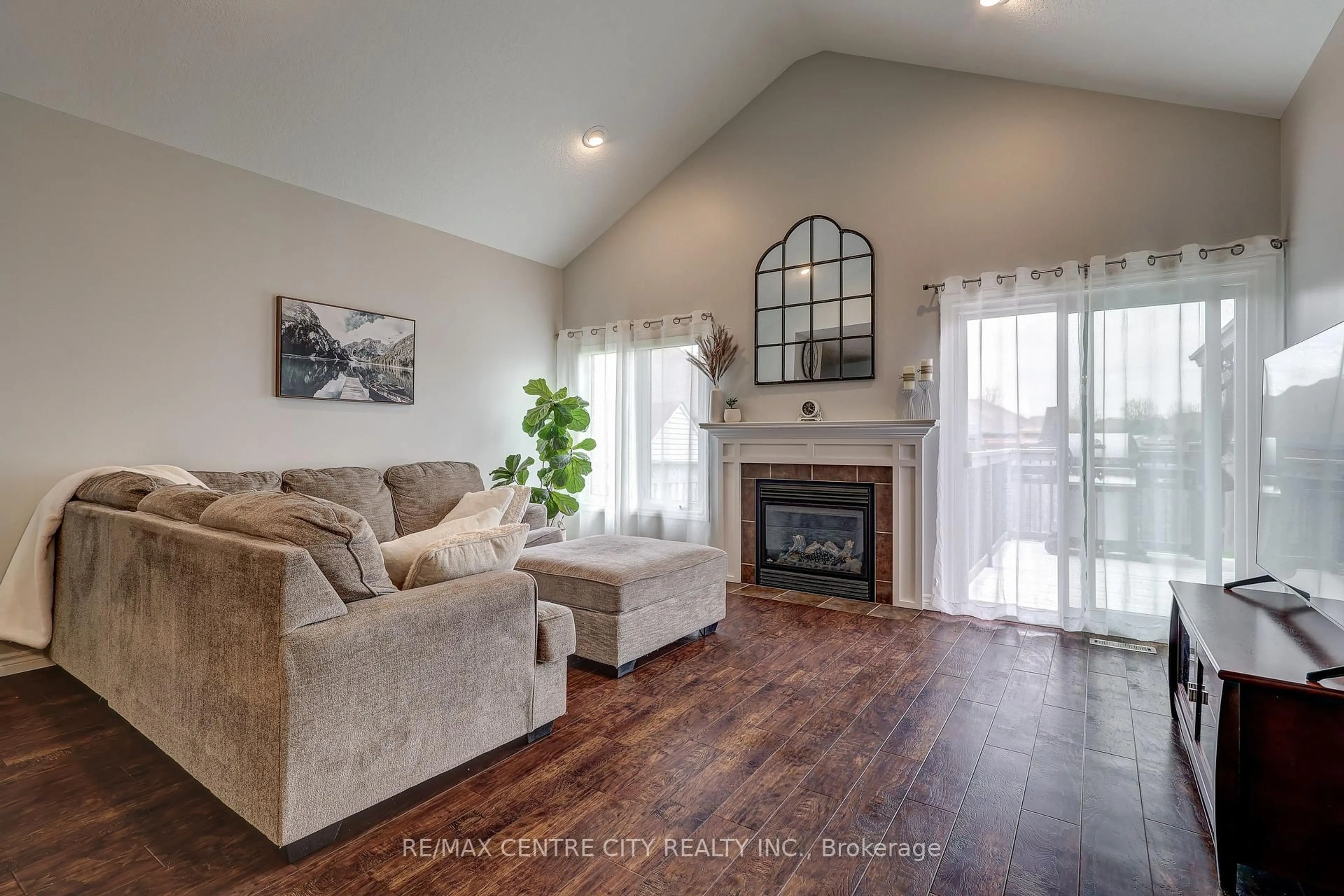 Living room with furniture, unknown for 52 Circlewood Dr, St. Thomas Ontario N5P 0A7