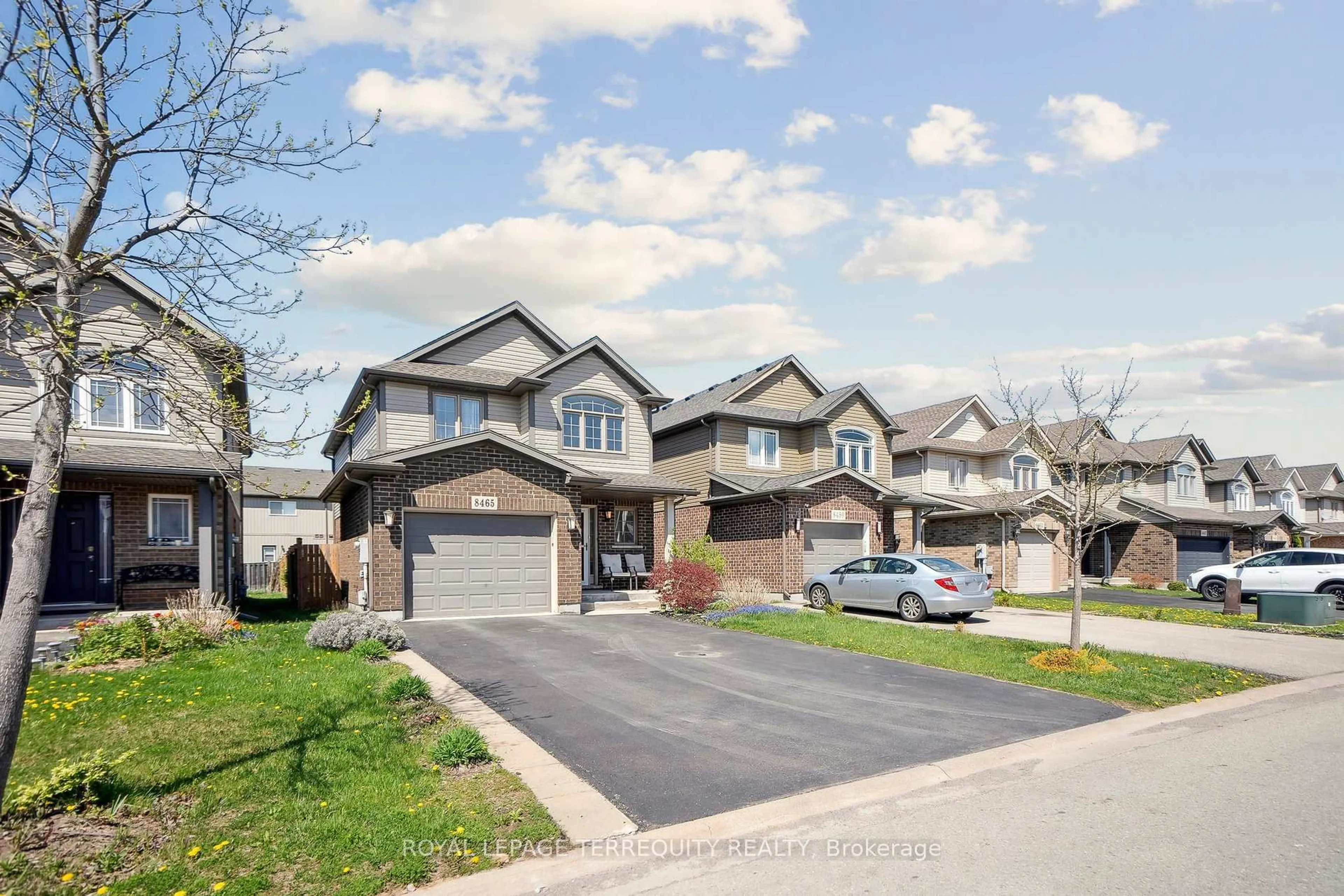 A pic from outside/outdoor area/front of a property/back of a property/a pic from drone, street for 8465 Kelsey Cres, Niagara Falls Ontario L2H 0E6