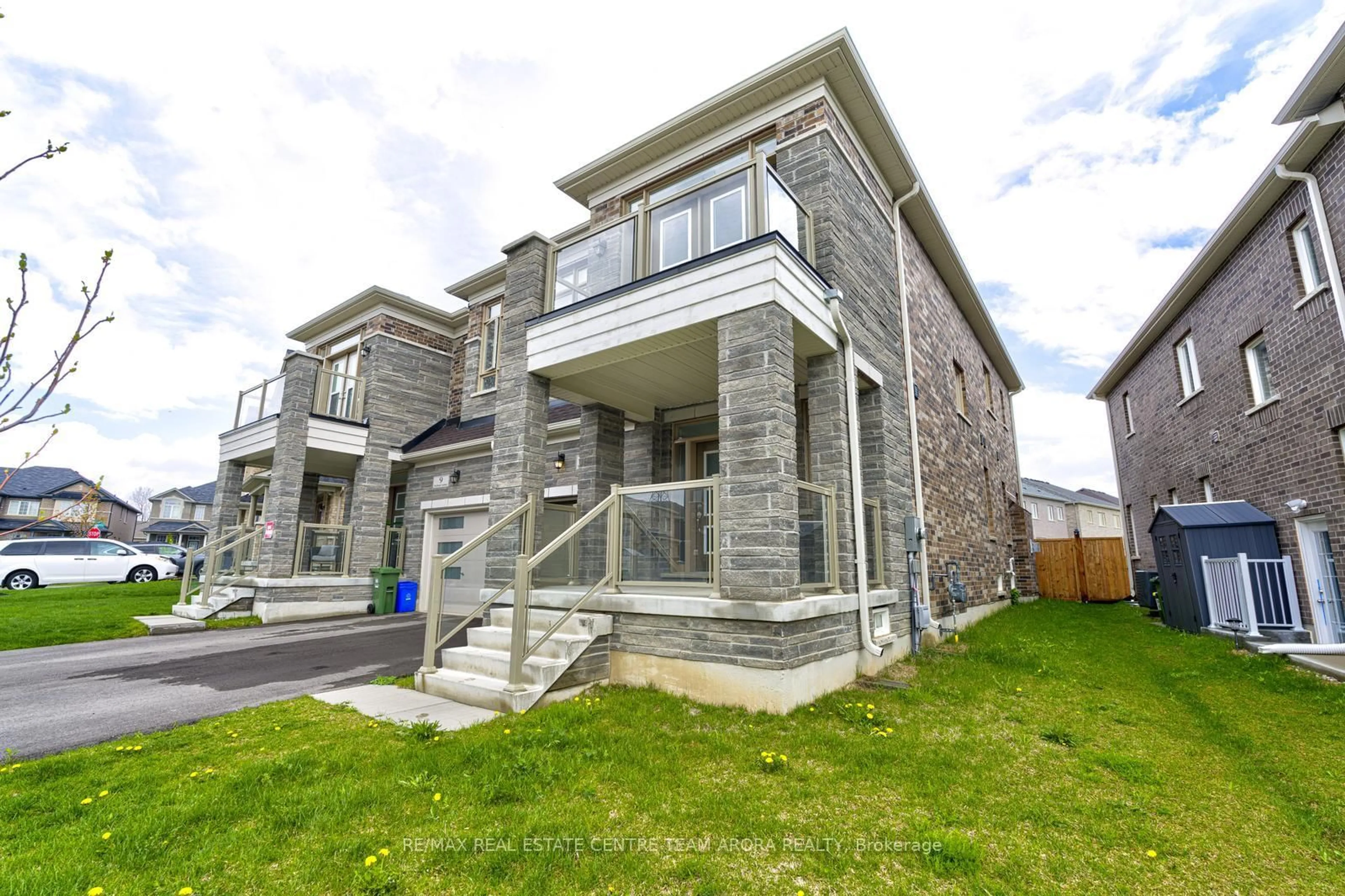 Home with brick exterior material, building for 11 Trailbank Gdns, Hamilton Ontario L8B 1Z3