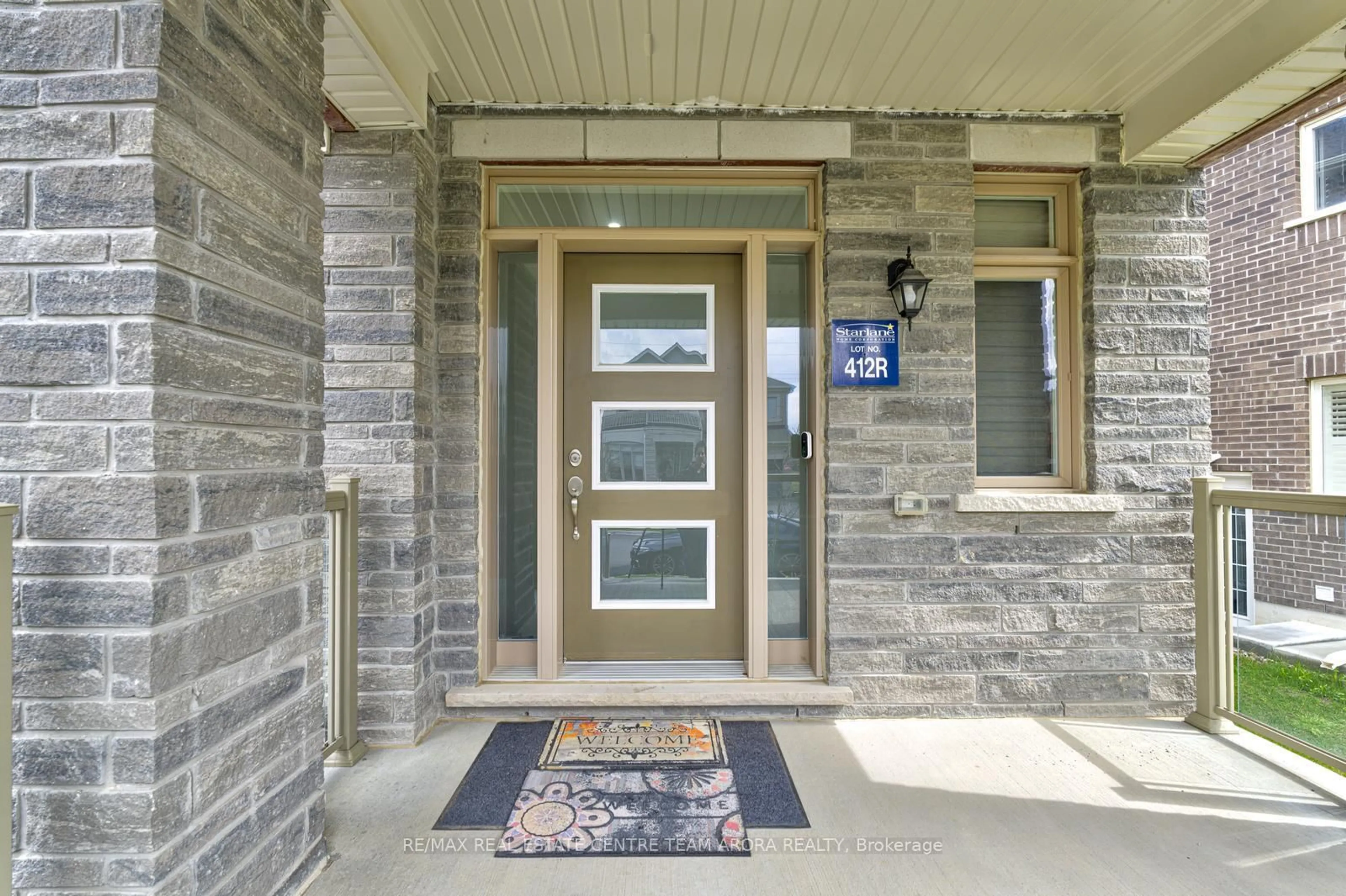 Indoor entryway for 11 Trailbank Gdns, Hamilton Ontario L8B 1Z3