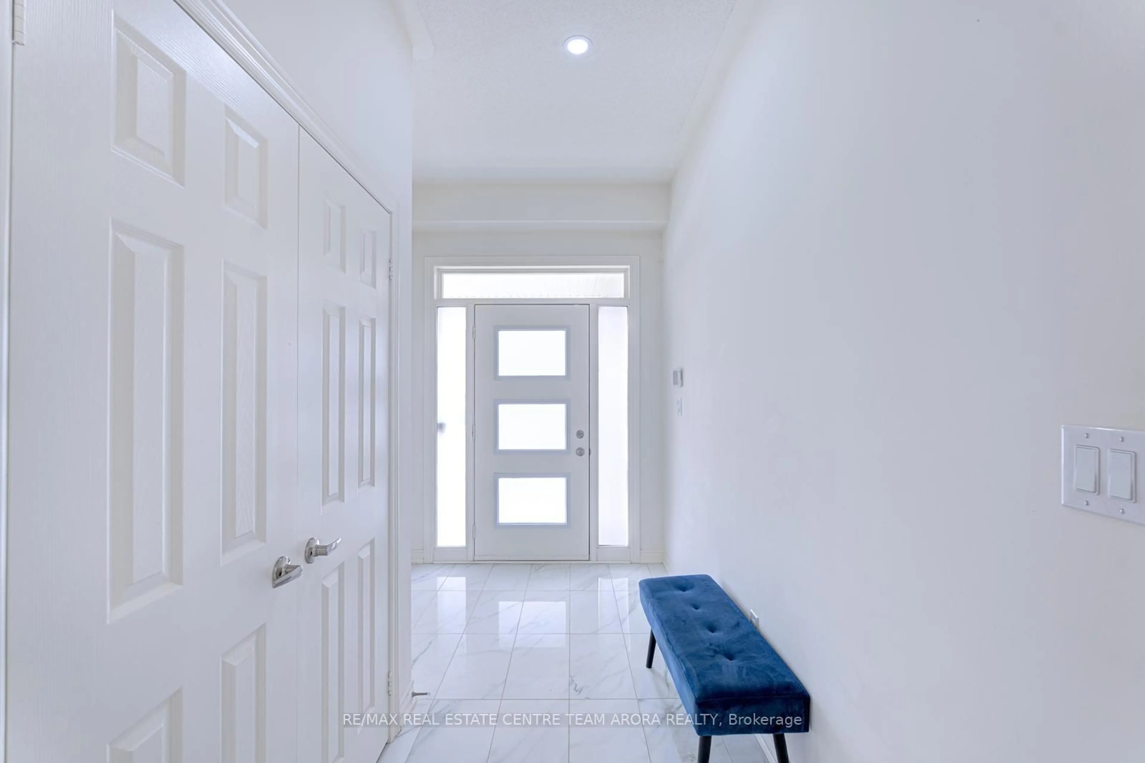 Indoor entryway for 11 Trailbank Gdns, Hamilton Ontario L8B 1Z3