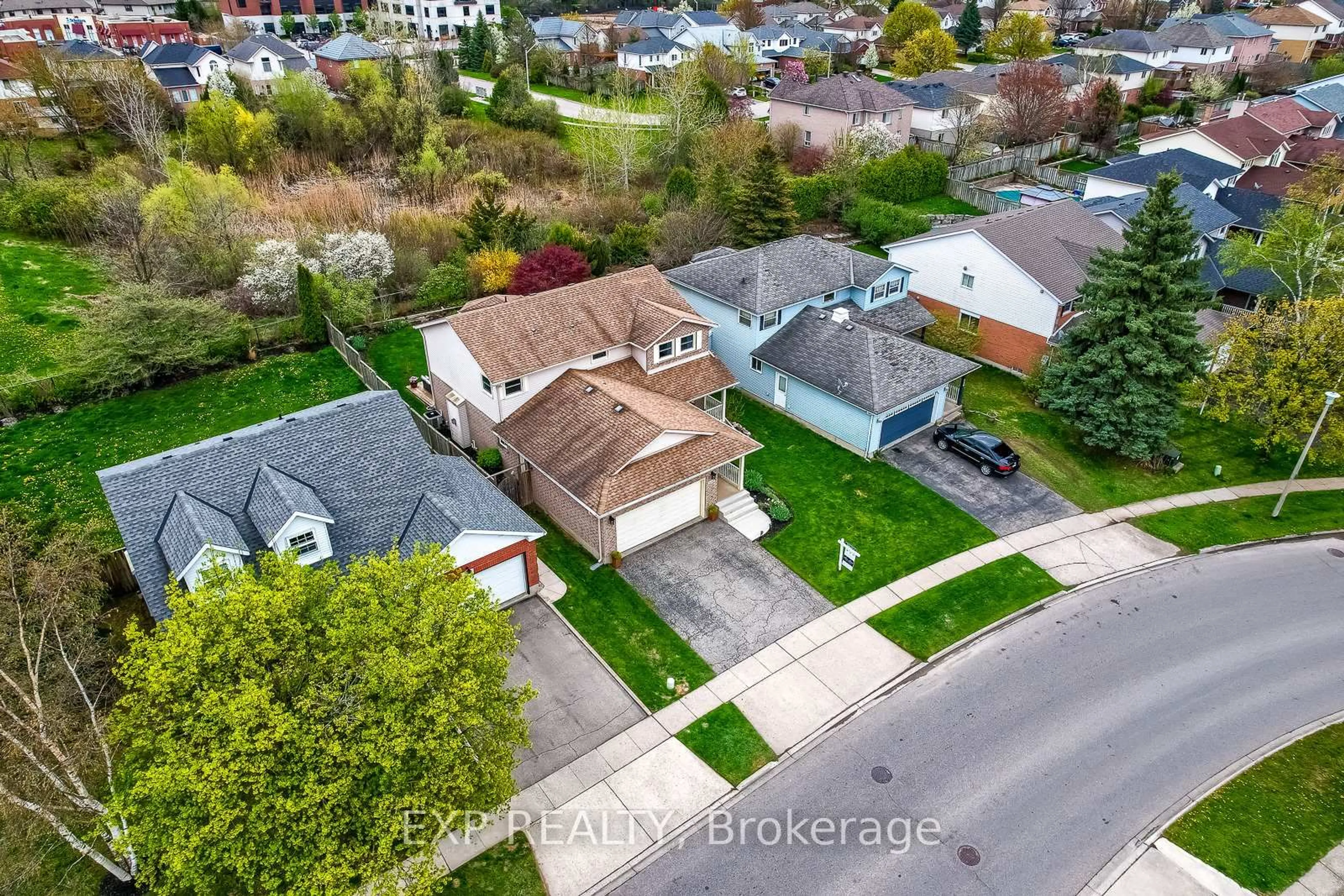 A pic from outside/outdoor area/front of a property/back of a property/a pic from drone, street for 530 Burnett Ave, Cambridge Ontario N1T 1M6