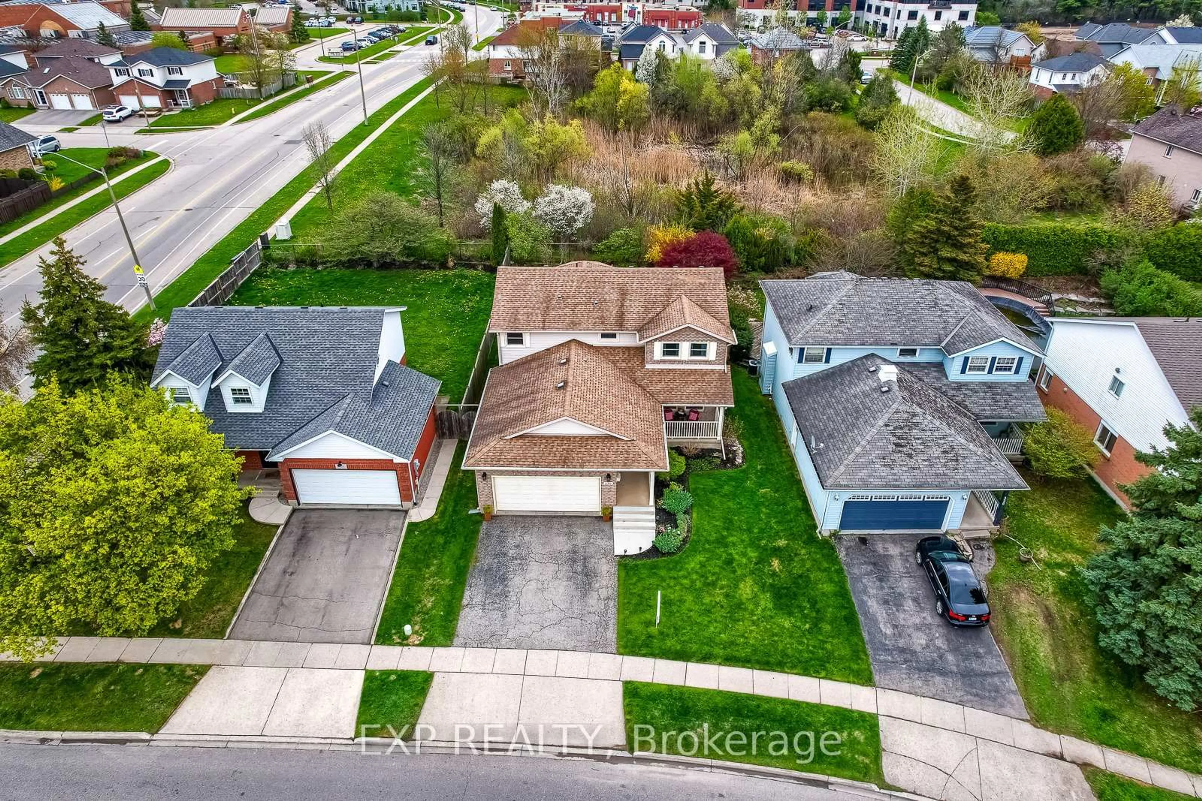 A pic from outside/outdoor area/front of a property/back of a property/a pic from drone, street for 530 Burnett Ave, Cambridge Ontario N1T 1M6