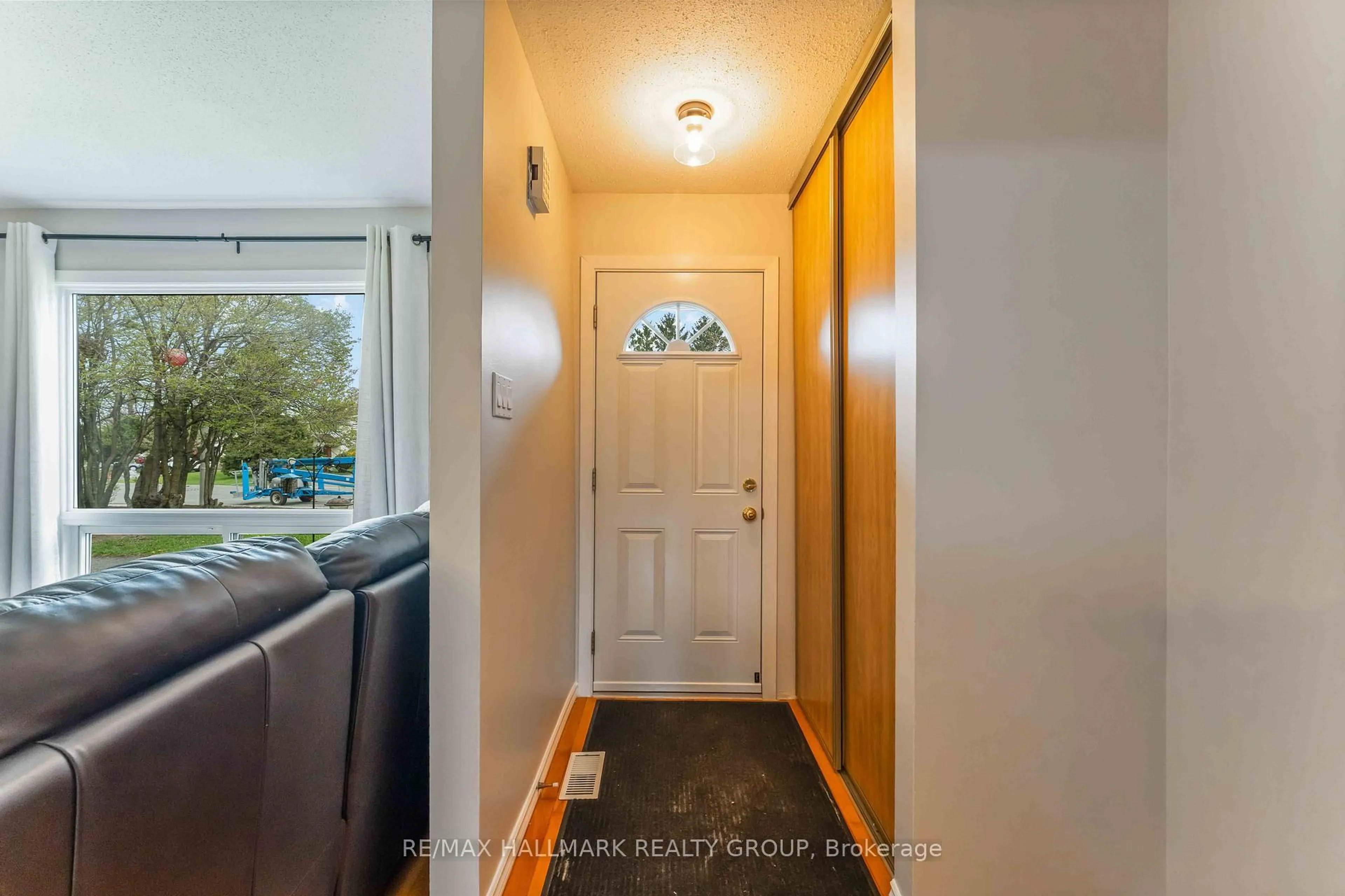 Indoor entryway for 44 C Wolfgang Dr, Ottawa Ontario K2J 1L6