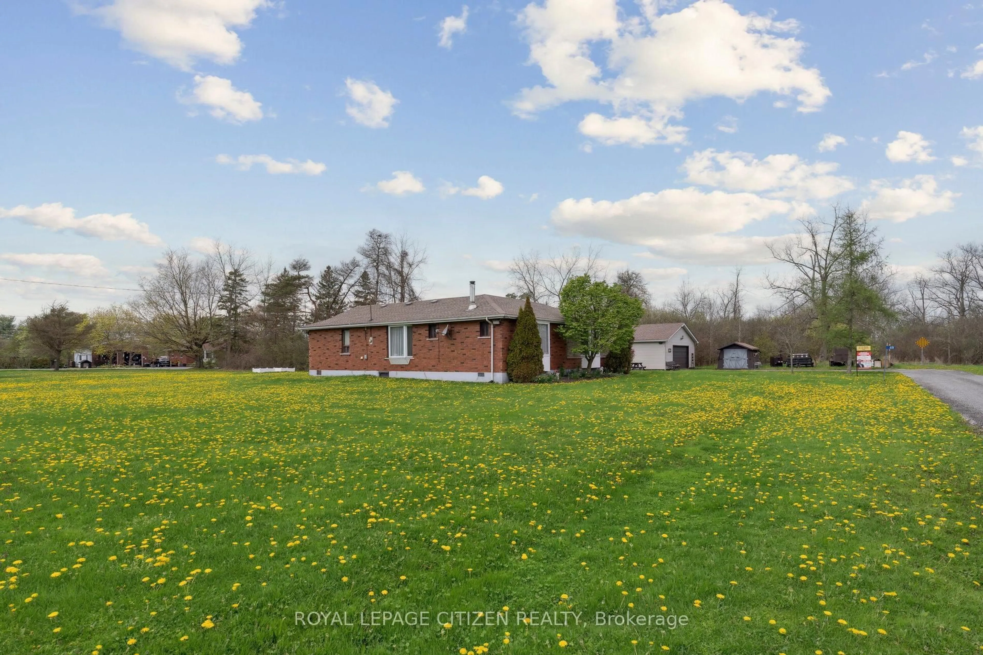 A pic from outside/outdoor area/front of a property/back of a property/a pic from drone, unknown for 651 Bertie Bay Rd, Fort Erie Ontario L2A 5M4