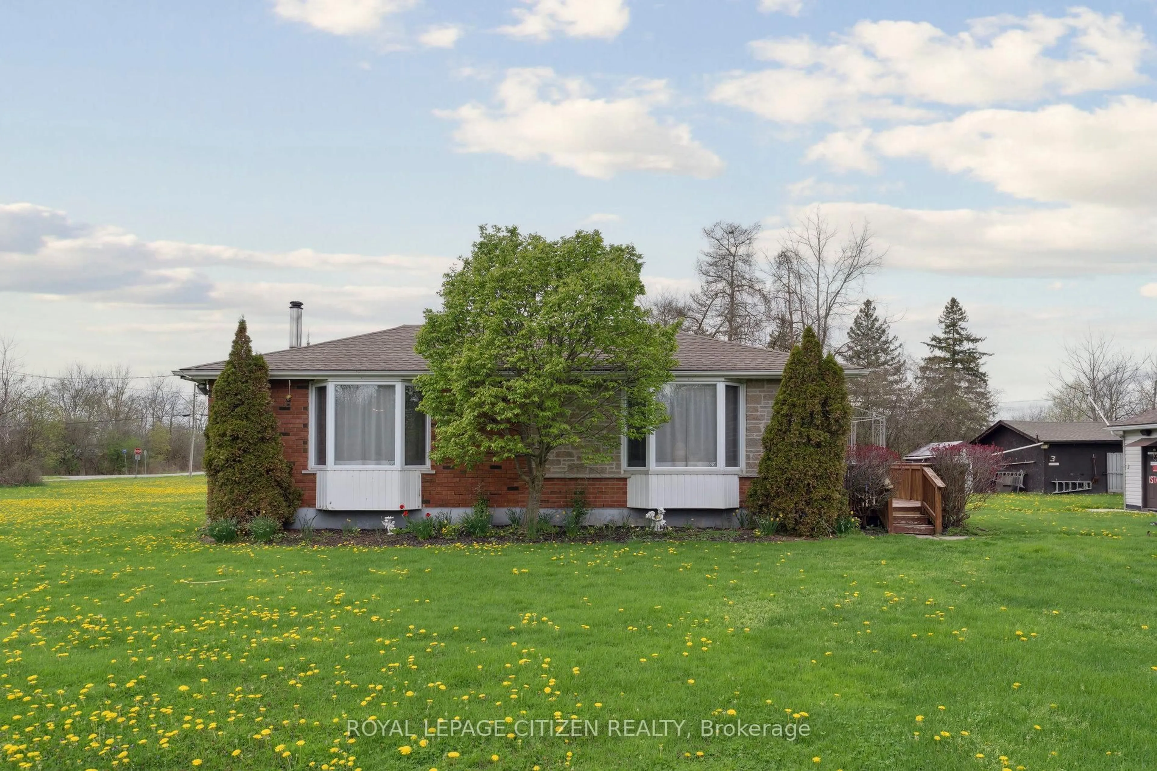 A pic from outside/outdoor area/front of a property/back of a property/a pic from drone, unknown for 651 Bertie Bay Rd, Fort Erie Ontario L2A 5M4