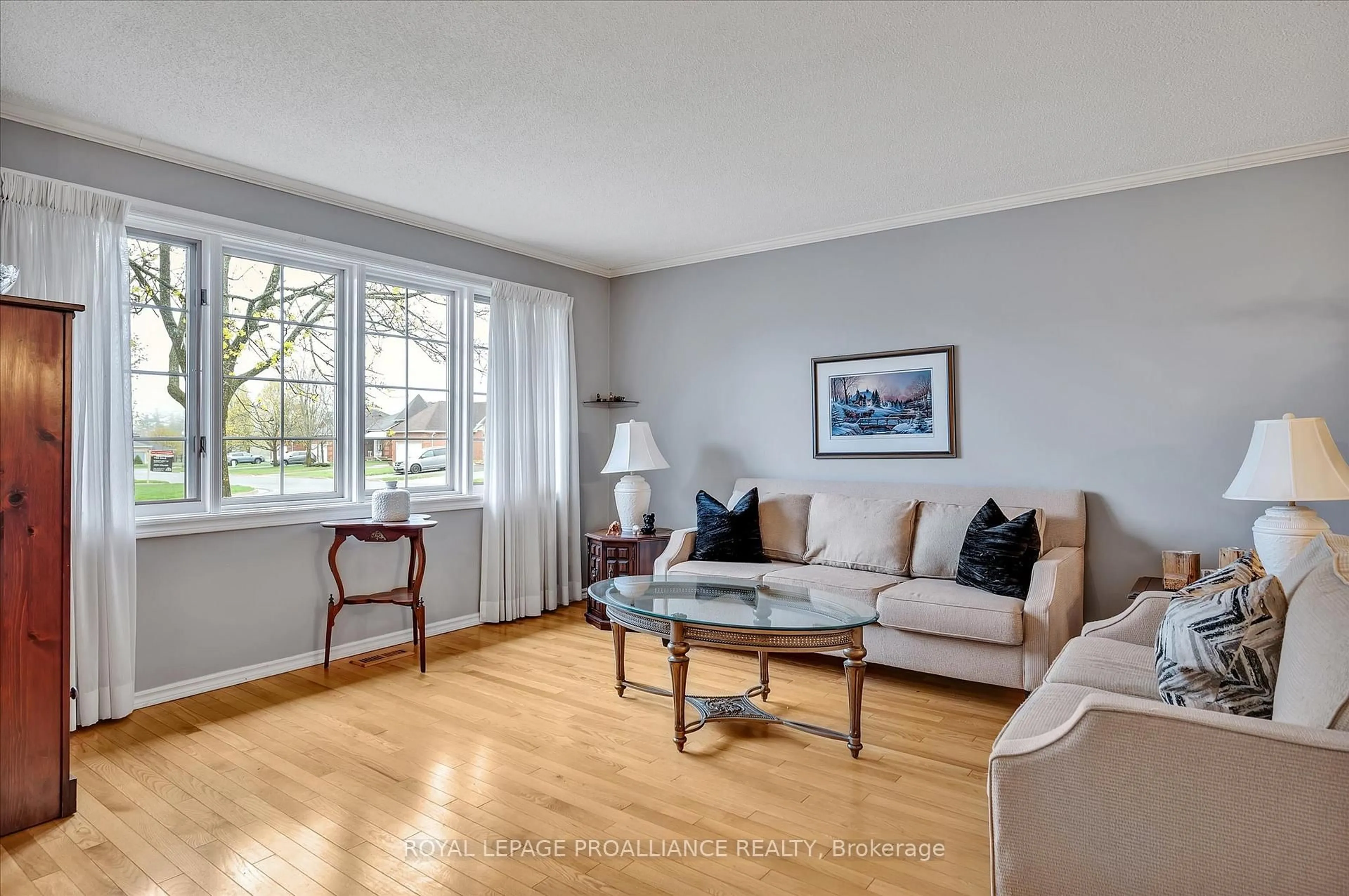 Living room with furniture, wood/laminate floor for 1512 Glenforest Cres, Peterborough West Ontario K9K 2J2