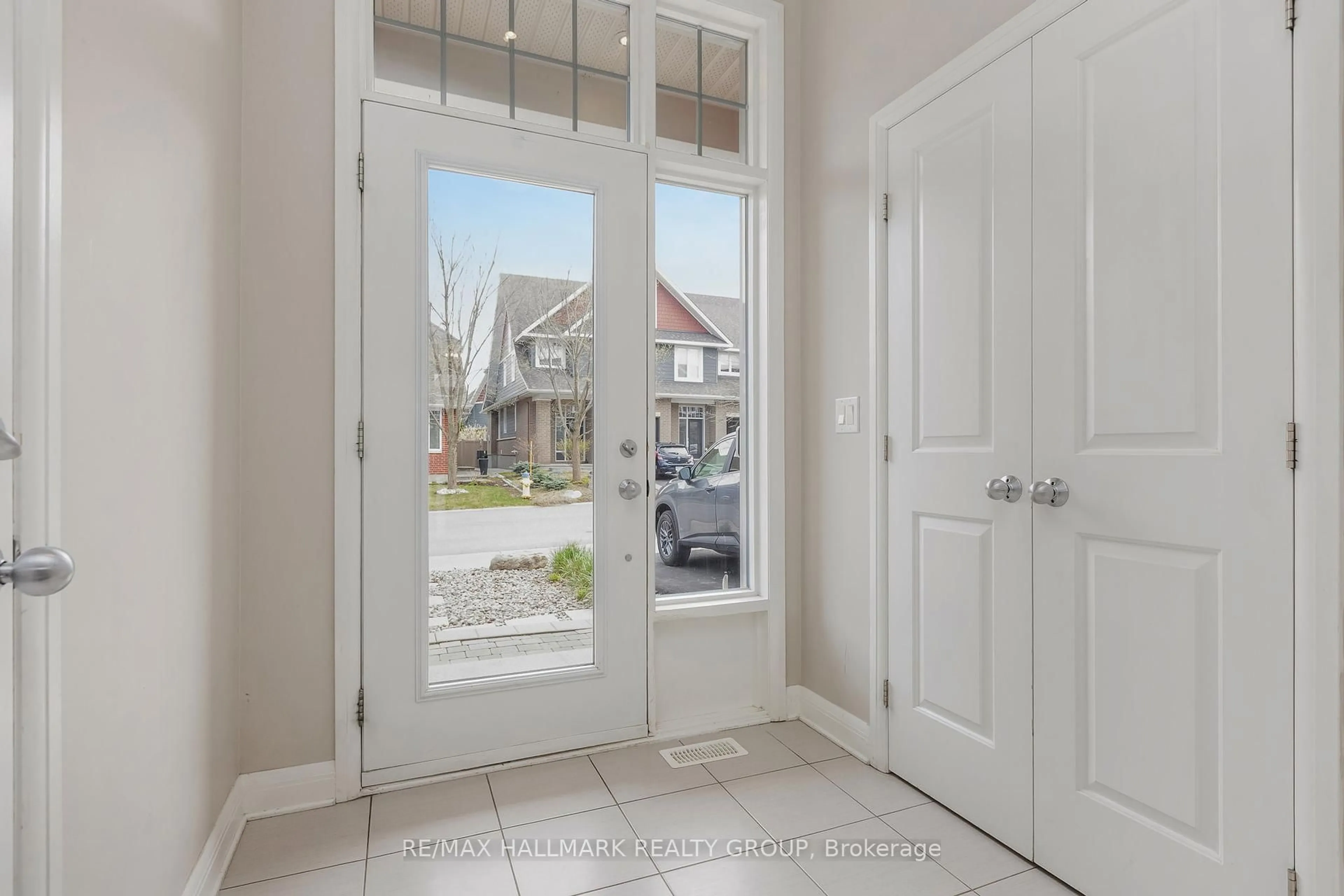 Indoor entryway for 454 Kilspindie Rdge, Ottawa Ontario K2J 5M8