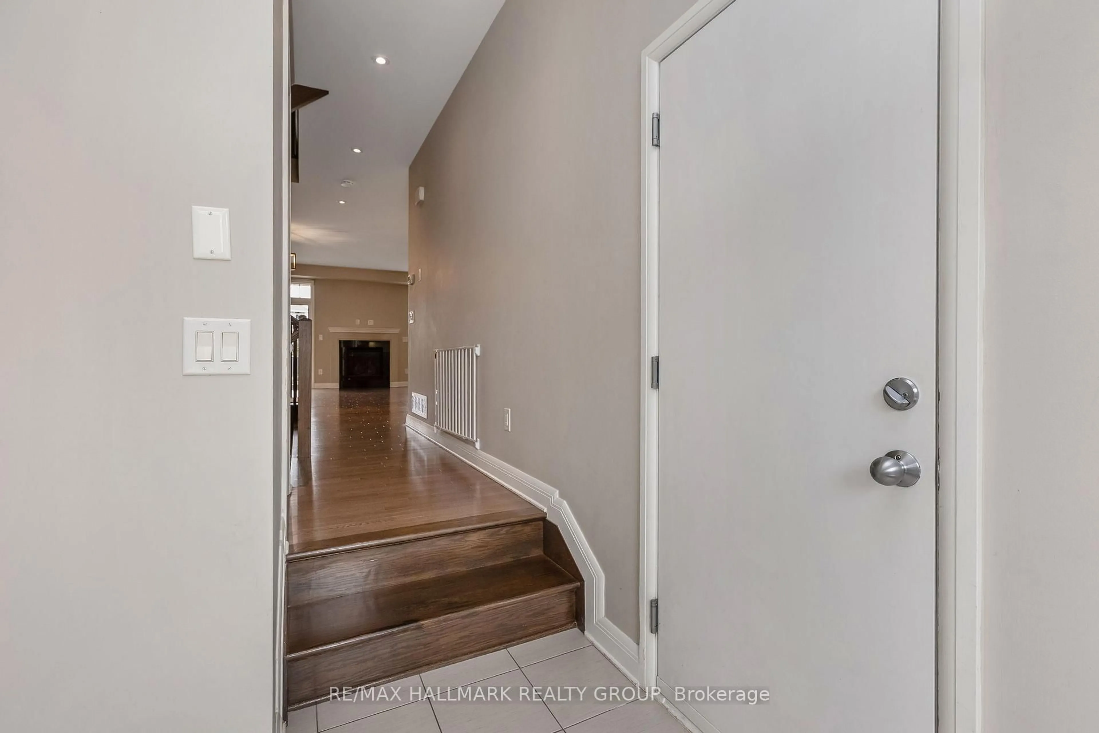 Indoor entryway for 454 Kilspindie Rdge, Ottawa Ontario K2J 5M8