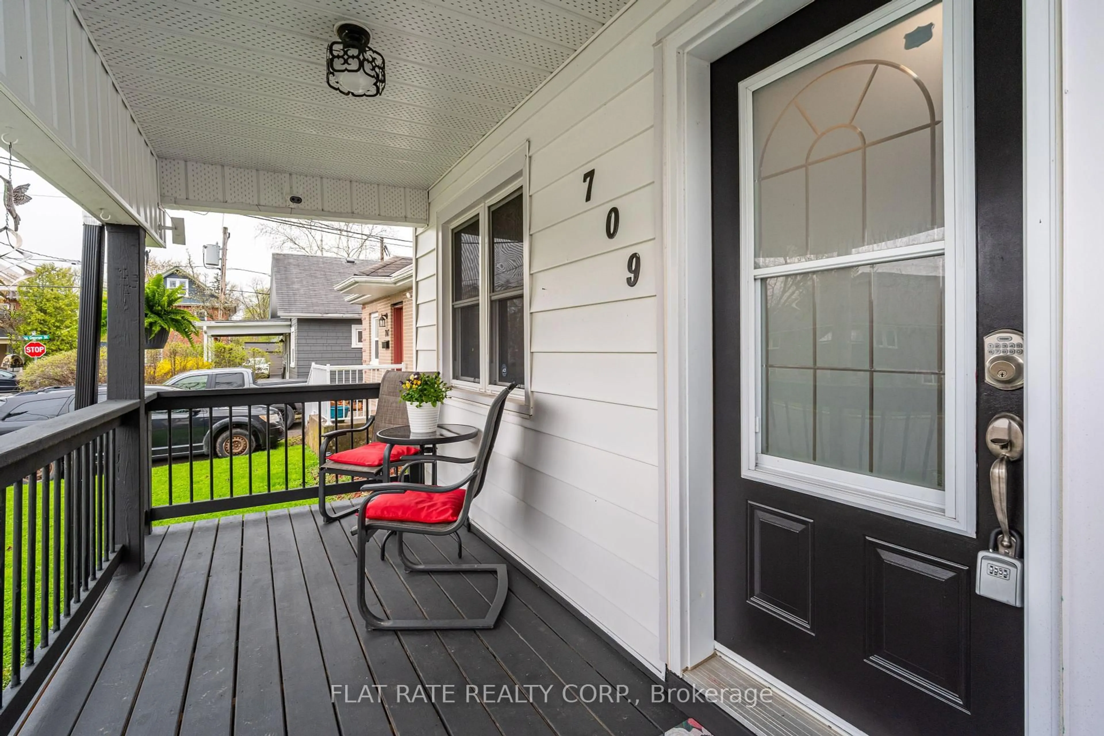 Indoor entryway for 709 YOUNG St, Peterborough Ontario K9J 3A3