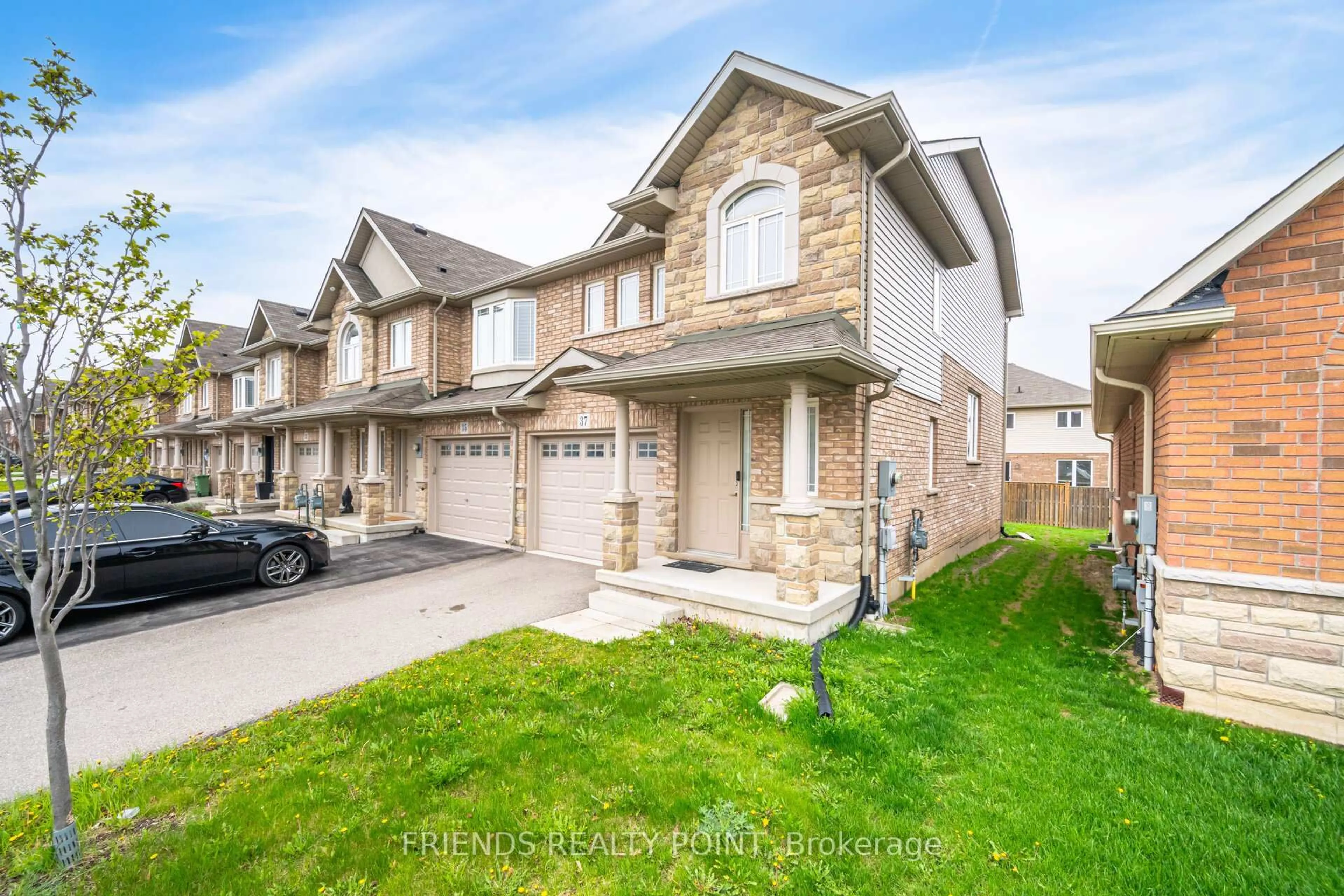 A pic from outside/outdoor area/front of a property/back of a property/a pic from drone, street for 37 Charleswood Cres, Hamilton Ontario L0R 1P0